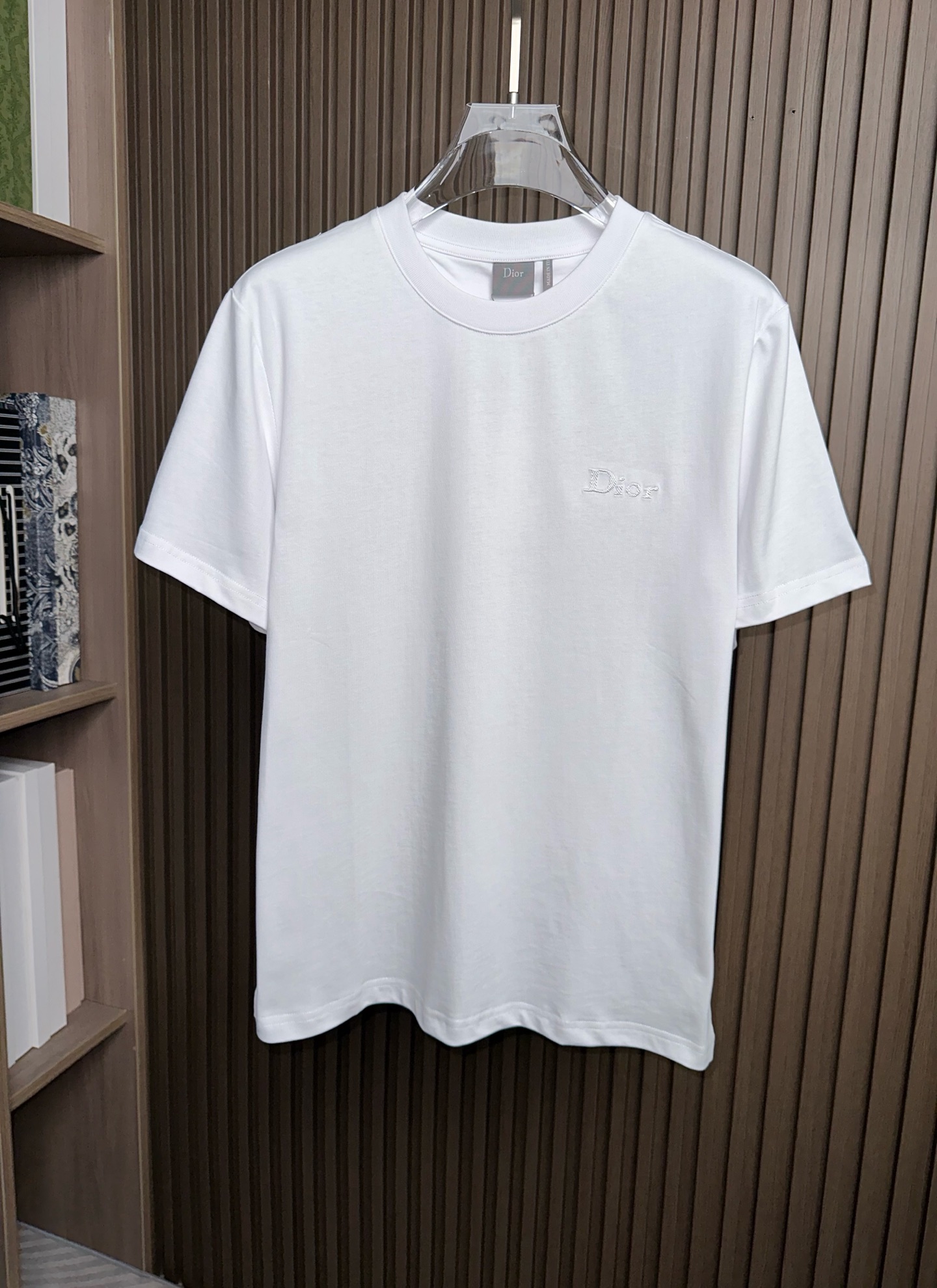 NO:912494,(White ~) CD Dior 26SS new spring and summer plain knitted cotton basic round neck short T-shirt, casual short-sleeved T-shirt with classic letter logo embroidery!  It will be released simultaneously on the official website, and the evergreen popular item is recommended at the CD counter. It is like a carefully crafted work of art, perfectly integrating fashion elements with excellent quality, and has become an indispensable classic choice in the wardrobes of many fashion lovers!  This T-shirt is made of custom-made plain knitted cotton fabric. The fabric is very close to the skin when worn close to the body. It will not cause the slightest itchiness and provides the most considerate care to the skin!  Whether it is in the hot summer or the cool spring and autumn, it can bring you an unparalleled comfortable experience, making you feel like you are above the clouds, forgetting all your worries and fatigue!  The classic letter logo embroidery on the chest is like a fashion password, containing the brand's profound cultural heritage and excellent craftsmanship inheritance!  The hard work and wisdom of the craftsmen have been poured into every stitch and thread. The stitches are fine and even, and the lines are smooth and natural!  It doesn't have too many complicated designs, but with its simple style and classic elements, it can easily handle various occasions!  The unique charm of this T-shirt lies in its own taste and sense of luxury. When you wear it, your whole temperament seems to be sublimated. It is not only a piece of clothing, but also a reflection of your attitude towards life. It allows you to exude confidence and elegance in every move, making you a fashion leader inadvertently!  Black/white/green, three colors available!  Sizes S-XXL S size shoulder width 45cm - bust 106cm - length 66cm M size shoulder width 46cm - bust 110cm - length 67cm L size shoulder width 47cm - bust 114cm - length 68cm XL size shoulder width 48cm - bust 118cm - length 70cm XXL size shoulder width 50cm - bust 122cm - length 72cm  Recommended size (standard version) If you are 174-140 pounds tall, try on size M, which is suitable!  For boys weighing less than 135 pounds, choose size S, between 135 and 148 pounds, choose size M, between 148 and 160 pounds, choose size L, between 160 and 173 pounds, choose size XL, and between 173 and 186 pounds, choose size XXL!  All girls can choose size S!  ,,dior,T-shirt,tees,t-shirt,19860909（白色～）CD迪奥26SS春夏新款平纹针织棉布基础圆领短T,经典字母徽标刺绣休闲短袖T恤衫！同步官网发售,CD柜台常青款热门单品推荐,它宛如一件精心雕琢的艺术品,将时尚元素与卓越品质完美融合,成为众多时尚爱好者衣橱中不可或缺的经典之选！ 这款T恤选用客供定制平纹针织棉布,面料贴身穿着亲肤性极佳,不会有丝毫的刺痒感,给予肌肤最贴心的呵护！无论是在炎炎夏日,还是凉爽的春秋时节,它都能为你带来无与伦比的舒适体验,让你仿佛置身于云端之上,忘却一切烦恼与疲惫！胸前经典字母徽标刺绣,宛如时尚的密码,蕴含着品牌深厚的文化底蕴与卓越的工艺传承！每一针每一线都倾注了工匠们的心血与智慧,针脚细密均匀,线条流畅自然！它没有过多繁杂的设计,却凭借着简洁的款式和经典的元素,轻松驾驭各种场合！自带品味与高级感是这款T恤的独特魅力所在,当你穿上它仿佛整个人的气质都得到了升华,它不仅仅是一件衣服,更是一种生活态度的体现,它让你在举手投足间散发出自信与优雅,让你在不经意间成为时尚的引领者！黑色/白色/绿色,三色入！尺码S-XXL S码肩宽45cm-胸围106cm-衣长66cm M码肩宽46cm-胸围110cm-衣长67cm L码肩宽47cm-胸围114cm-衣长68cm XL码肩宽48cm-胸围118cm-衣长70cm XXL码肩宽50cm-胸围122cm-衣长72cm 尺码推荐（标准版型） 身高174-140斤,试穿M码合适！ 男生体重135斤以内选择S码,135-148斤选择M码,148-160斤选择L码,160-173斤选择XL码,173-186斤选择XXL码！ 女生全部选择S码即可！,,dior,T-shirt,tees，t-shirt,,Men's clothing