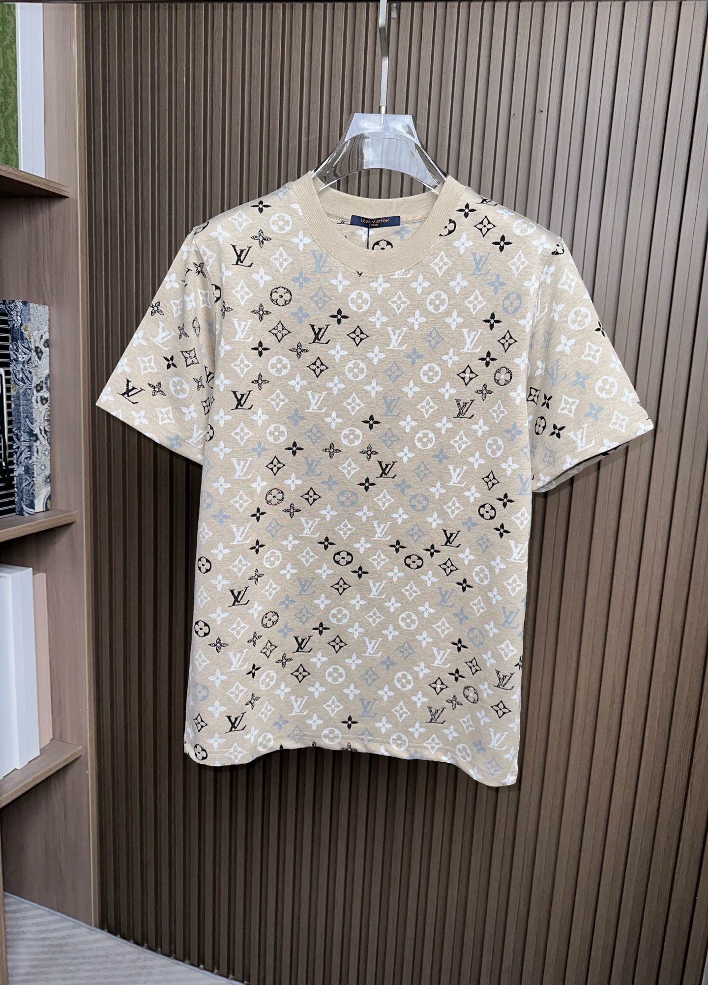 NO:912485,Louis Vuit LVJIA 26ss new product is available at the counter at the same time. Multiple craftsmanship, jacquard contrast color presbyopic round neck short-sleeved T-shirt, a one-piece design. The official website is synchronized, and the counter is made of pure cotton fabric!  It is close to the skin and comfortable, durable and easy to wear. It has a classic and simple logo design and meticulous original craftsmanship. Short-sleeves, a must-have item for men, are not the same as the general public, but must be unique and eye-catching. This LV short-sleeve is online in terms of appearance and quality, comfort, consistent version, fashionability, including fabrics and cutting techniques. All efforts have been made!  It is very refreshing and comfortable for daily wear. The rib knitting on the neckline is smooth and tight, and the neckline will not be skewed even if you toss it casually. It has a loose fit and you will find that it really looks good on the upper body. The overall design is minimalist and neat, and it is super versatile for everyday use!  Pair it casually with a pair of pants for a youthful look. A T-shirt will make your outfit crazy. It is a fashionable item that can never go wrong!  Size S-2XL,,louis vuitton,louis vuitton,louis vuitton,louis vuitton,T-shirt,tees,t-shirt,19860909Louis Vuit驴家26ss新品专柜同步专柜上架 多重重工艺 满身提花撞色老花圆领短袖T恤,寄予一身打造.官网同步,专柜纯棉面料！贴肤舒适,耐看又好穿,经典简约logo设计,原厂工艺一丝不苟,型男必备单品短袖不在千篇一律的大众脸,而是一定要独特吸引人的眼球,这一款LV短袖品相品质都在线,舒适度,一如既往的版型,时髦度,包括面料、裁剪工艺上,都是下足了功夫！日常穿着非常清爽穿感舒适,领口的罗纹针织平整紧密,随意折腾都不会领口歪斜,宽松版型,上身你就会发现真的好好看,整体极简利落,超级日常百搭！随随便便搭配一条裤子就是青春的样子,一件t恤就能为你的穿搭疯狂,绝不会出错的时髦单品！码数S-2XL,,louis vuitton,louis vuitton,louis vuitton,louis vuitton,T-shirt,tees，t-shirt,,Men's clothing