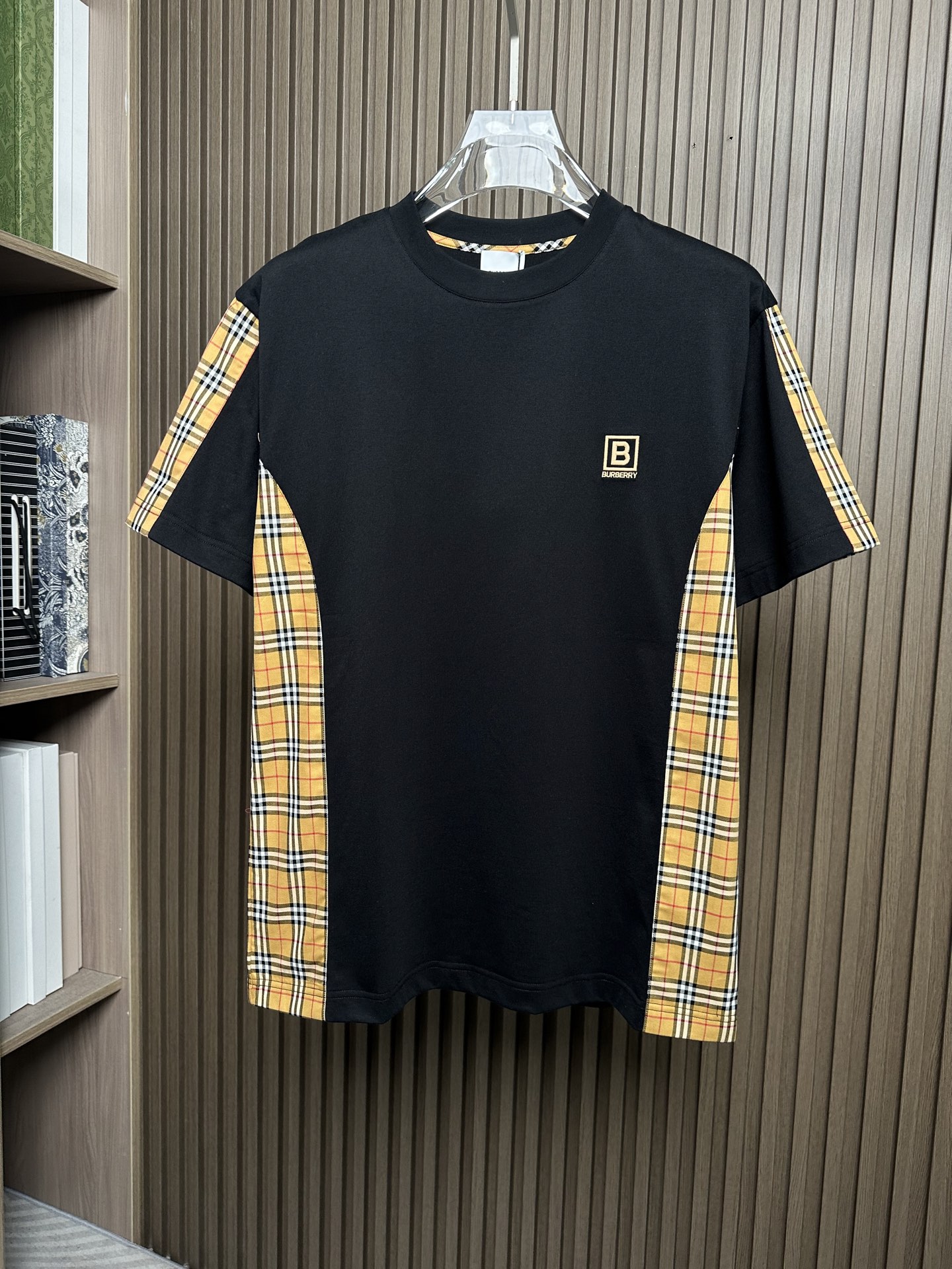 NO:911747,BBR Burberry 2026SS Spring and Summer New Men's Casual Round Neck Short-Sleeved T-shirt #The design concept is trendy, avant-garde and sustainable, with printed design patterns on the chest and texture. The fabric is made of finely woven blends of imported cotton from customers. It feels soft and elastic, and it will not deform no matter how you wash it or wear it!  The ribbing process on the collar makes it not easy to deform and long-wearing. The classic straight version can fit the body shape of the people to a greater extent. The upper body effect is excellent, and it can exude its own proud aura from the inside out. The basic and conventional straight round neck version tailoring, the upper body is fit and slim without being bloated, and the upper body effect is excellent. This new T-shirt is specially created for summer!  Color black, white, size S-2XL, burberry, T-shirt, tees, t-shirt,19860909BBR巴宝莉2026SS春夏新款男士休闲圆领短袖T恤衫#设计理念潮流前卫与尚可持续,胸前印花设计图案,有质感. 选用客供进口棉成分精织混纺而成的面料,手感柔软富有弹力,怎么洗怎么穿都不变形！领部罗纹工艺打造不易变形久穿耐磨.经典的直筒版型打造,能更大程度的契合人群的体型,上身效果极佳,能自内而外的散发出独属自己的傲人气场.基础常规的直筒圆领版型剪裁,上身合体修身不显臃肿,上身效果极佳,专为夏季打造的新品T恤！ 颜色黑,白 码数S-2XL,,burberry,T-shirt,tees，t-shirt,,Men's clothing