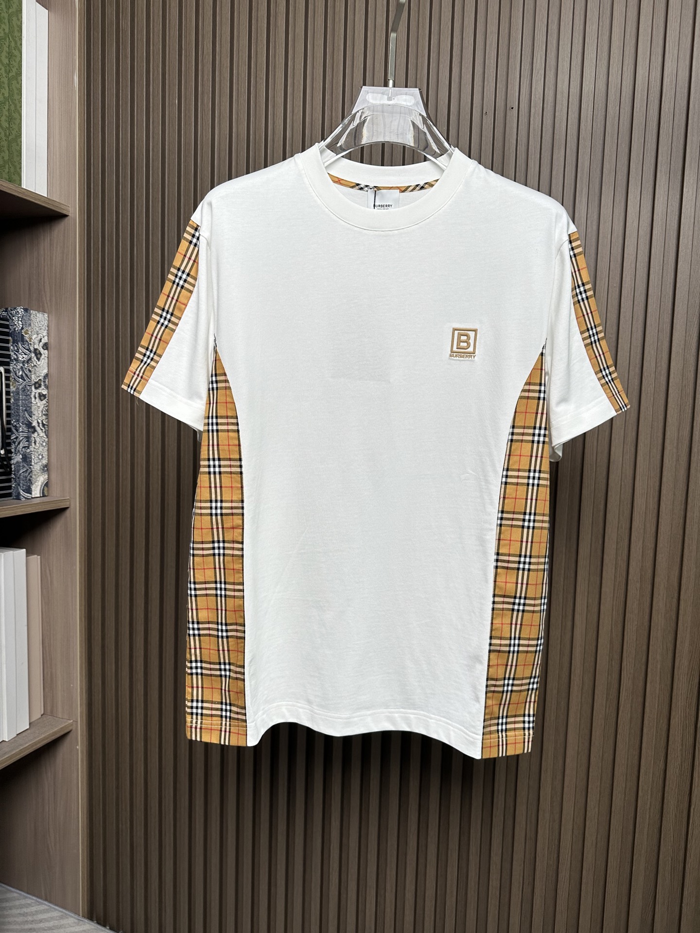NO:911708,(White ~) BBR Burberry 2026 SS New Men's Casual Round Neck Short-Sleeved T-shirt #The design concept is trendy, avant-garde and sustainable, with printed design patterns on the chest and texture. The fabric is made of finely woven blends of imported cotton from customers. It feels soft and elastic, and will not deform no matter how you wash it or wear it!  The ribbing process on the collar makes it not easy to deform and long-wearing. The classic straight version can fit the body shape of the people to a greater extent. The upper body effect is excellent, and it can exude its own proud aura from the inside out. The basic and conventional straight round neck version tailoring, the upper body is fit and slim without being bloated, and the upper body effect is excellent. This new T-shirt is specially created for summer!  Color black, white, size S-2XL, burberry, T-shirt, tees, t-shirt,19860909（白色～）BBR巴宝莉2026SS春夏新款男士休闲圆领短袖T恤衫#设计理念潮流前卫与尚可持续,胸前印花设计图案,有质感. 选用客供进口棉成分精织混纺而成的面料,手感柔软富有弹力,怎么洗怎么穿都不变形！领部罗纹工艺打造不易变形久穿耐磨.经典的直筒版型打造,能更大程度的契合人群的体型,上身效果极佳,能自内而外的散发出独属自己的傲人气场.基础常规的直筒圆领版型剪裁,上身合体修身不显臃肿,上身效果极佳,专为夏季打造的新品T恤！ 颜色黑,白 码数S-2XL,,burberry,T-shirt,tees，t-shirt,,Men's clothing