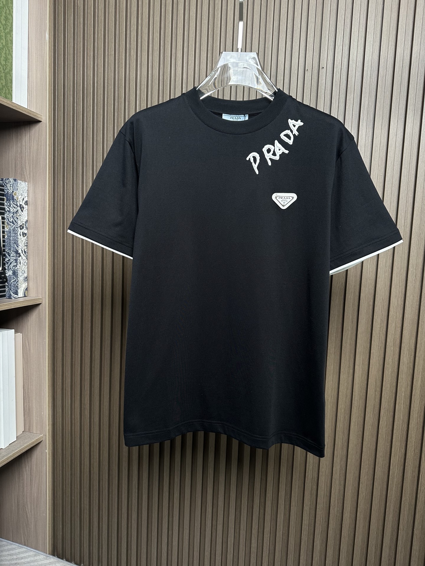 NO:911712,PRADA 2026SS spring and summer new men's casual round neck short-sleeved T-shirt #The design concept is trendy, avant-garde and sustainable, with printed design patterns on the chest and texture. The fabric is made of finely woven blends of imported cotton from customers. It feels soft and elastic, and it will not deform no matter how you wash it or wear it!  The ribbing process on the collar makes it not easy to deform and long-wearing. The classic straight version can fit the body shape of the people to a greater extent. The upper body effect is excellent, and it can exude its own proud aura from the inside out. The basic and conventional straight round neck version tailoring, the upper body is fit and slim without being bloated, and the upper body effect is excellent. This new T-shirt is specially created for summer!  Color black, white, size S-2XL, prada, prada, T-shirt, tees, t-shirt,19860909PRADA普拉达2026SS春夏新款男士休闲圆领短袖T恤衫#设计理念潮流前卫与尚可持续,胸前印花设计图案,有质感. 选用客供进口棉成分精织混纺而成的面料,手感柔软富有弹力,怎么洗怎么穿都不变形！领部罗纹工艺打造不易变形久穿耐磨.经典的直筒版型打造,能更大程度的契合人群的体型,上身效果极佳,能自内而外的散发出独属自己的傲人气场.基础常规的直筒圆领版型剪裁,上身合体修身不显臃肿,上身效果极佳,专为夏季打造的新品T恤！ 颜色黑,白 码数S-2XL,,prada,prada,T-shirt,tees，t-shirt,,Men's clothing