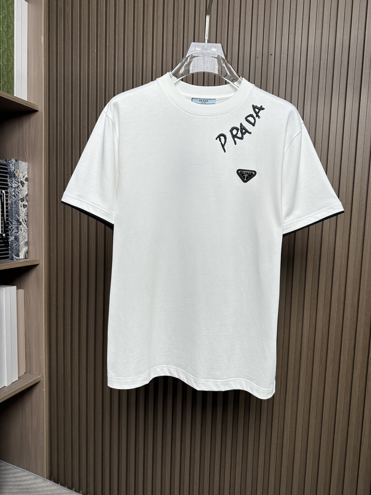 NO:911717,(White ~) PRADA 2026 SS new men's casual round neck short-sleeved T-shirt #The design concept is trendy, avant-garde and sustainable, with a printed design pattern on the chest and texture. The fabric is made of finely woven blends of imported cotton from customers. It feels soft and elastic, and it will not deform no matter how you wash it or wear it!  The ribbing process on the collar makes it not easy to deform and long-wearing. The classic straight version can fit the body shape of the people to a greater extent. The upper body effect is excellent, and it can exude its own proud aura from the inside out. The basic and conventional straight round neck version tailoring, the upper body is fit and slim without being bloated, and the upper body effect is excellent. This new T-shirt is specially created for summer!  Color black, white, size S-2XL, prada, prada, T-shirt, tees, t-shirt,19860909（白色～）PRADA普拉达2026SS春夏新款男士休闲圆领短袖T恤衫#设计理念潮流前卫与尚可持续,胸前印花设计图案,有质感. 选用客供进口棉成分精织混纺而成的面料,手感柔软富有弹力,怎么洗怎么穿都不变形！领部罗纹工艺打造不易变形久穿耐磨.经典的直筒版型打造,能更大程度的契合人群的体型,上身效果极佳,能自内而外的散发出独属自己的傲人气场.基础常规的直筒圆领版型剪裁,上身合体修身不显臃肿,上身效果极佳,专为夏季打造的新品T恤！ 颜色黑,白 码数S-2XL,,prada,prada,T-shirt,tees，t-shirt,,Men's clothing