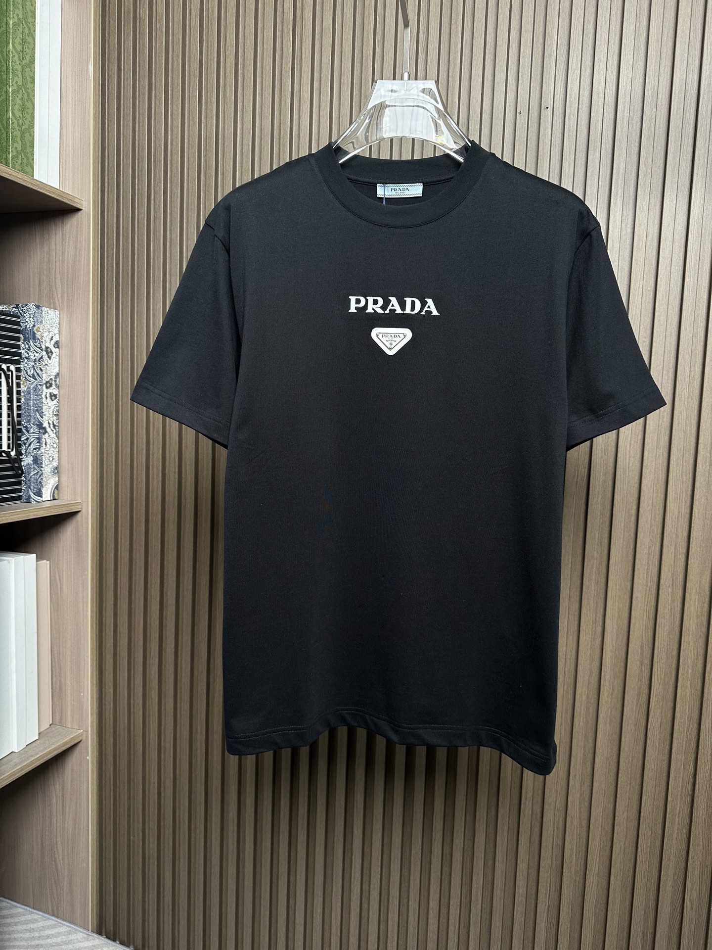 NO:911721,PRADA 2026SS spring and summer new men's casual round neck short-sleeved T-shirt #The design concept is trendy, avant-garde and sustainable, with printed design patterns on the chest and texture. The fabric is made of finely woven blends of imported cotton from customers. It feels soft and elastic, and it will not deform no matter how you wash it or wear it!  The ribbing process on the collar makes it not easy to deform and long-wearing. The classic straight version can fit the body shape of the people to a greater extent. The upper body effect is excellent, and it can exude its own proud aura from the inside out. The basic and conventional straight round neck version tailoring, the upper body is fit and slim without being bloated, and the upper body effect is excellent. This new T-shirt is specially created for summer!  Color black, white, size S-2XL, prada, prada, T-shirt, tees, t-shirt,19860909PRADA普拉达2026SS春夏新款男士休闲圆领短袖T恤衫#设计理念潮流前卫与尚可持续,胸前印花设计图案,有质感. 选用客供进口棉成分精织混纺而成的面料,手感柔软富有弹力,怎么洗怎么穿都不变形！领部罗纹工艺打造不易变形久穿耐磨.经典的直筒版型打造,能更大程度的契合人群的体型,上身效果极佳,能自内而外的散发出独属自己的傲人气场.基础常规的直筒圆领版型剪裁,上身合体修身不显臃肿,上身效果极佳,专为夏季打造的新品T恤！ 颜色黑,白 码数S-2XL,,prada,prada,T-shirt,tees，t-shirt,,Men's clothing