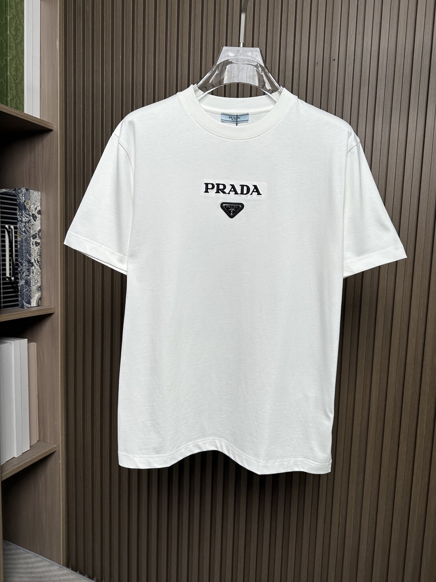 NO:911725,(White ~) PRADA 2026 SS new men's casual round neck short-sleeved T-shirt #The design concept is trendy, avant-garde and sustainable, with a printed design pattern on the chest and texture. The fabric is made of finely woven blends of imported cotton from customers. It feels soft and elastic, and it will not deform no matter how you wash it or wear it!  The ribbing process on the collar makes it not easy to deform and long-wearing. The classic straight version can fit the body shape of the people to a greater extent. The upper body effect is excellent, and it can exude its own proud aura from the inside out. The basic and conventional straight round neck version tailoring, the upper body is fit and slim without being bloated, and the upper body effect is excellent. This new T-shirt is specially created for summer!  Color black, white, size S-2XL, prada, prada, T-shirt, tees, t-shirt,19860909（白色～）PRADA普拉达2026SS春夏新款男士休闲圆领短袖T恤衫#设计理念潮流前卫与尚可持续,胸前印花设计图案,有质感. 选用客供进口棉成分精织混纺而成的面料,手感柔软富有弹力,怎么洗怎么穿都不变形！领部罗纹工艺打造不易变形久穿耐磨.经典的直筒版型打造,能更大程度的契合人群的体型,上身效果极佳,能自内而外的散发出独属自己的傲人气场.基础常规的直筒圆领版型剪裁,上身合体修身不显臃肿,上身效果极佳,专为夏季打造的新品T恤！ 颜色黑,白 码数S-2XL,,prada,prada,T-shirt,tees，t-shirt,,Men's clothing