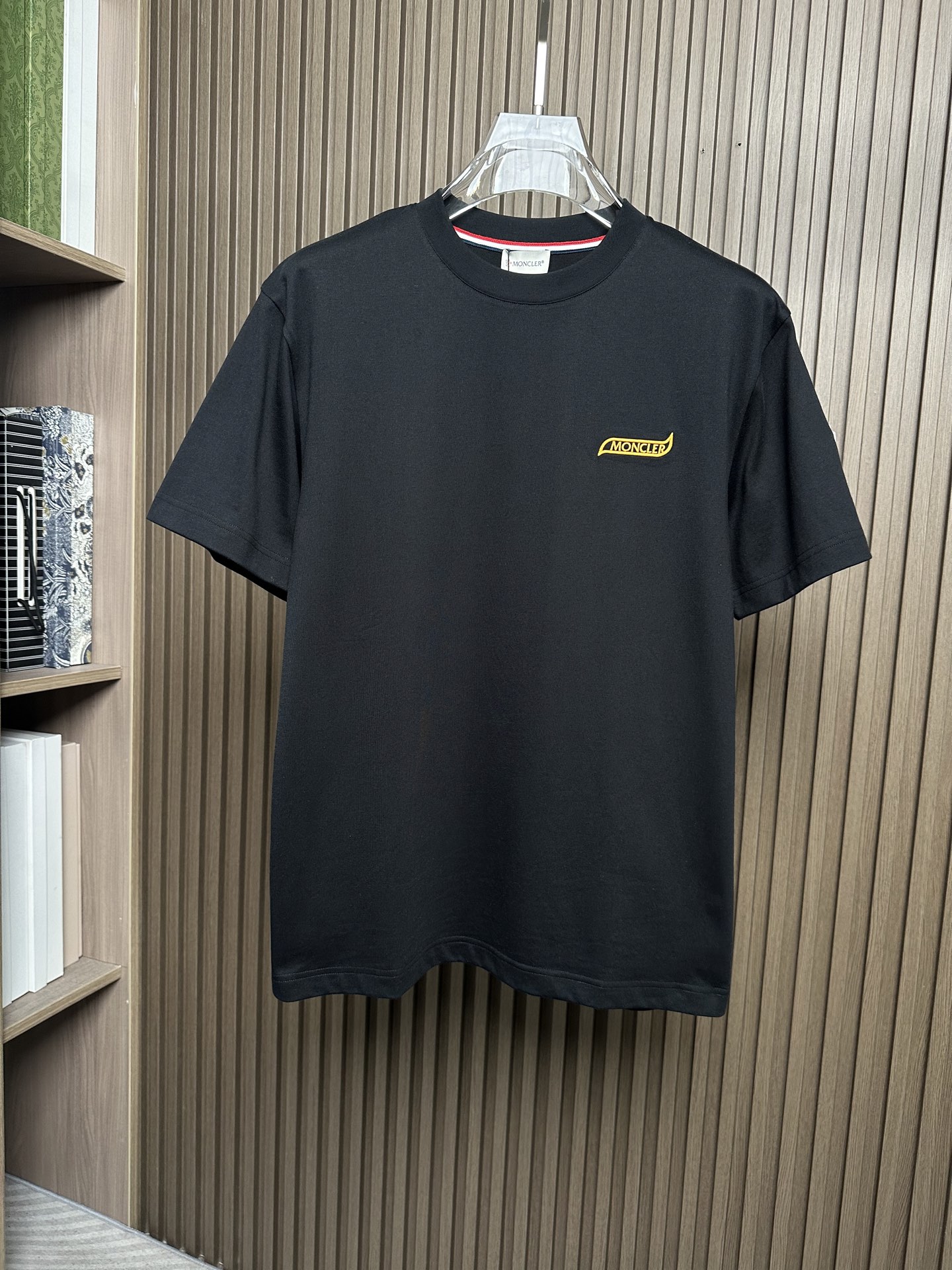 NO:911729,MON Meng Mou 2026SS Spring and Summer New Men's Casual Round Neck Short-Sleeved T-shirt #The design concept is trendy, avant-garde and sustainable, with printed design patterns on the chest and texture. The fabric is made of finely woven blends of imported cotton from customers. It feels soft and elastic, and it will not deform no matter how you wash it or wear it!  The ribbing process on the collar makes it not easy to deform and long-wearing. The classic straight version can fit the body shape of the people to a greater extent. The upper body effect is excellent, and it can exude its own proud aura from the inside out. The basic and conventional straight round neck version tailoring, the upper body is fit and slim without being bloated, and the upper body effect is excellent. This new T-shirt is specially created for summer!  Color black, white, size S-2XL,,Moncler,T-shirt,tees,t-shirt,19860909MON蒙口2026SS春夏新款男士休闲圆领短袖T恤衫#设计理念潮流前卫与尚可持续,胸前印花设计图案,有质感. 选用客供进口棉成分精织混纺而成的面料,手感柔软富有弹力,怎么洗怎么穿都不变形！领部罗纹工艺打造不易变形久穿耐磨.经典的直筒版型打造,能更大程度的契合人群的体型,上身效果极佳,能自内而外的散发出独属自己的傲人气场.基础常规的直筒圆领版型剪裁,上身合体修身不显臃肿,上身效果极佳,专为夏季打造的新品T恤！ 颜色黑,白 码数S-2XL,,Moncler,T-shirt,tees，t-shirt,,Men's clothing