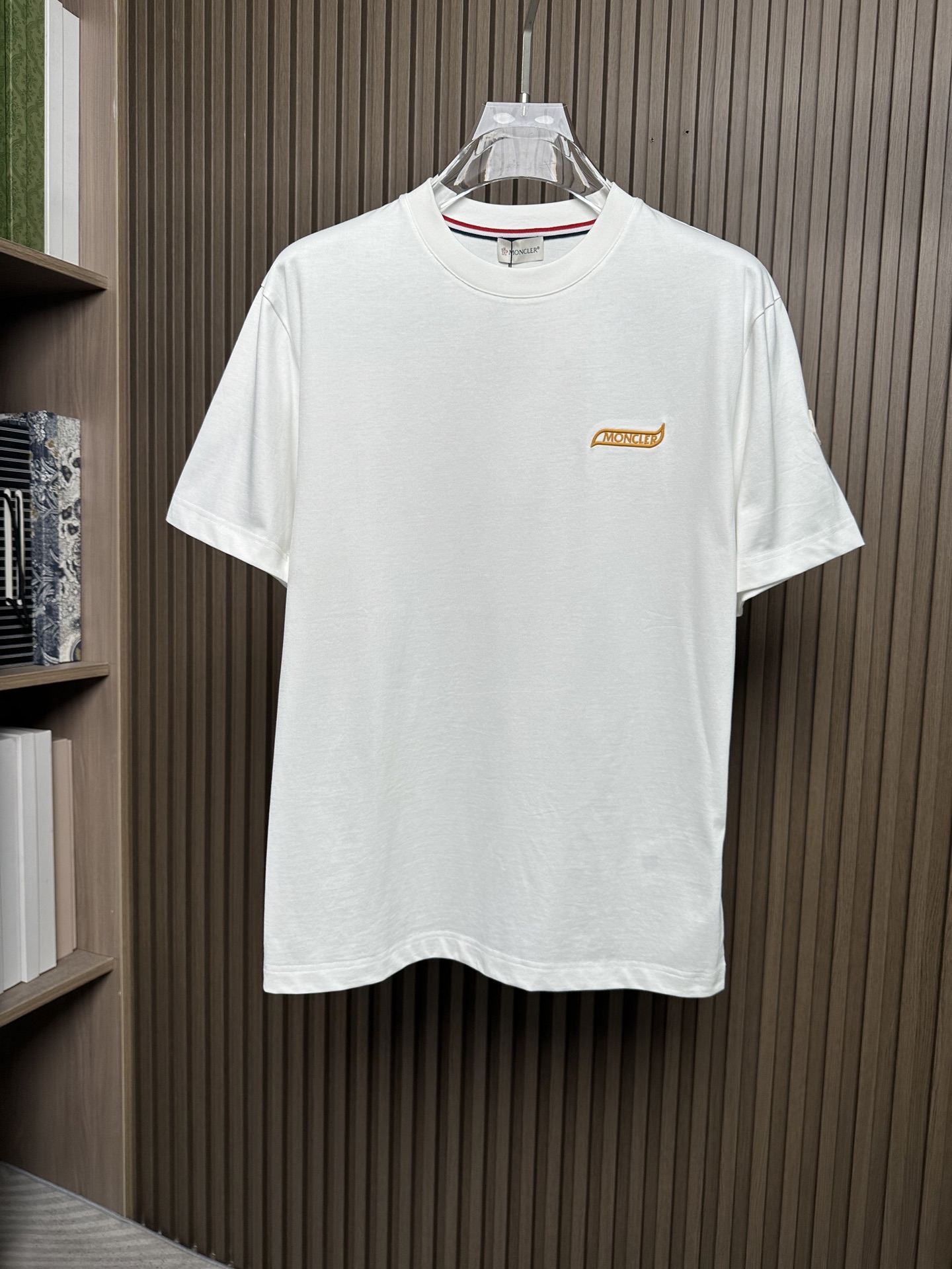 NO:911734,(White ~) MON Meng Mou 2026 SS Spring and Summer New Men's Casual Round Neck Short-Sleeved T-shirt #The design concept is trendy, avant-garde and sustainable, with printed design patterns on the chest and texture. The fabric is made of finely woven blends of imported cotton from customers. It feels soft and elastic, and it will not deform no matter how you wash it or wear it!  The ribbing process on the collar makes it not easy to deform and long-wearing. The classic straight version can fit the body shape of the people to a greater extent. The upper body effect is excellent, and it can exude its own proud aura from the inside out. The basic and conventional straight round neck version tailoring, the upper body is fit and slim without being bloated, and the upper body effect is excellent. This new T-shirt is specially created for summer!  Color black, white, size S-2XL,,Moncler,T-shirt,tees,t-shirt,19860909（白色～）MON蒙口2026SS春夏新款男士休闲圆领短袖T恤衫#设计理念潮流前卫与尚可持续,胸前印花设计图案,有质感. 选用客供进口棉成分精织混纺而成的面料,手感柔软富有弹力,怎么洗怎么穿都不变形！领部罗纹工艺打造不易变形久穿耐磨.经典的直筒版型打造,能更大程度的契合人群的体型,上身效果极佳,能自内而外的散发出独属自己的傲人气场.基础常规的直筒圆领版型剪裁,上身合体修身不显臃肿,上身效果极佳,专为夏季打造的新品T恤！ 颜色黑,白 码数S-2XL,,Moncler,T-shirt,tees，t-shirt,,Men's clothing