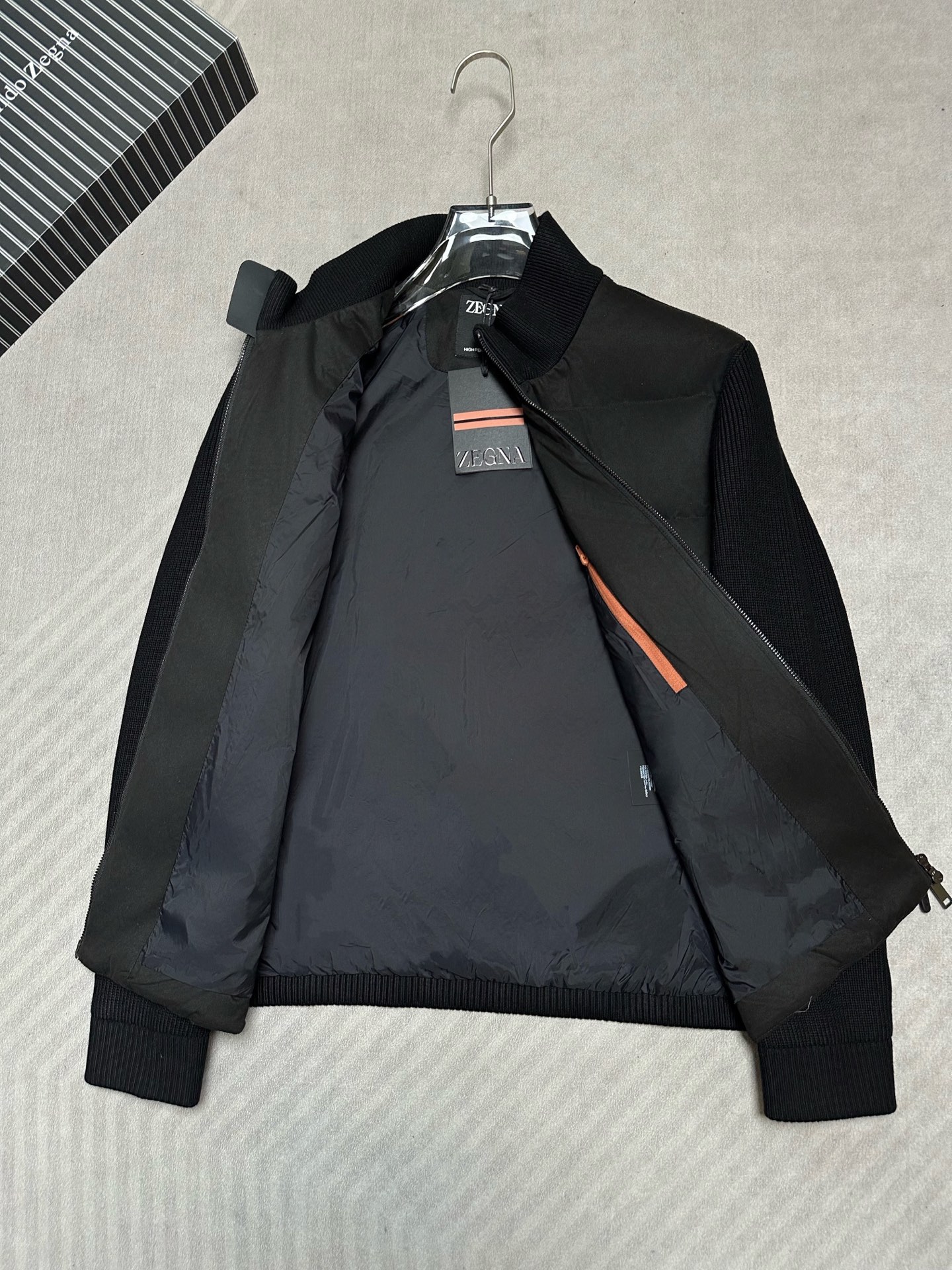 羽绒服 ZEGNA 2026秋冬爆款针织🧶拼接羽绒服 ZEGNA立领羽绒服,羽绒填充,绒朵蓬松回弹好,轻量 羽绒服 ZEGNA 2026秋冬爆款针织🧶拼接羽绒服 ZEGNA立领羽绒服,羽绒填充,绒朵蓬松回弹好,轻量