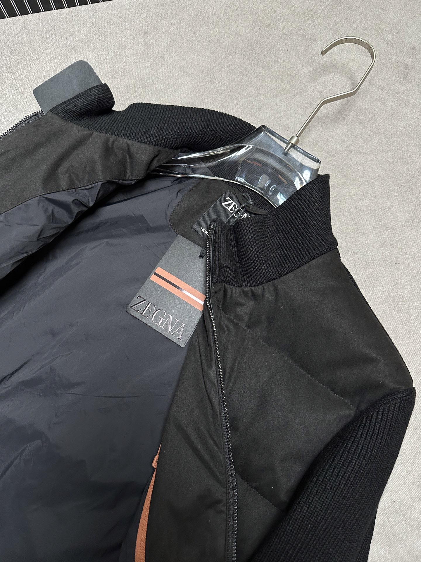 羽绒服 ZEGNA 2026秋冬爆款针织🧶拼接羽绒服 ZEGNA立领羽绒服,羽绒填充,绒朵蓬松回弹好,轻量 羽绒服 ZEGNA 2026秋冬爆款针织🧶拼接羽绒服 ZEGNA立领羽绒服,羽绒填充,绒朵蓬松回弹好,轻量