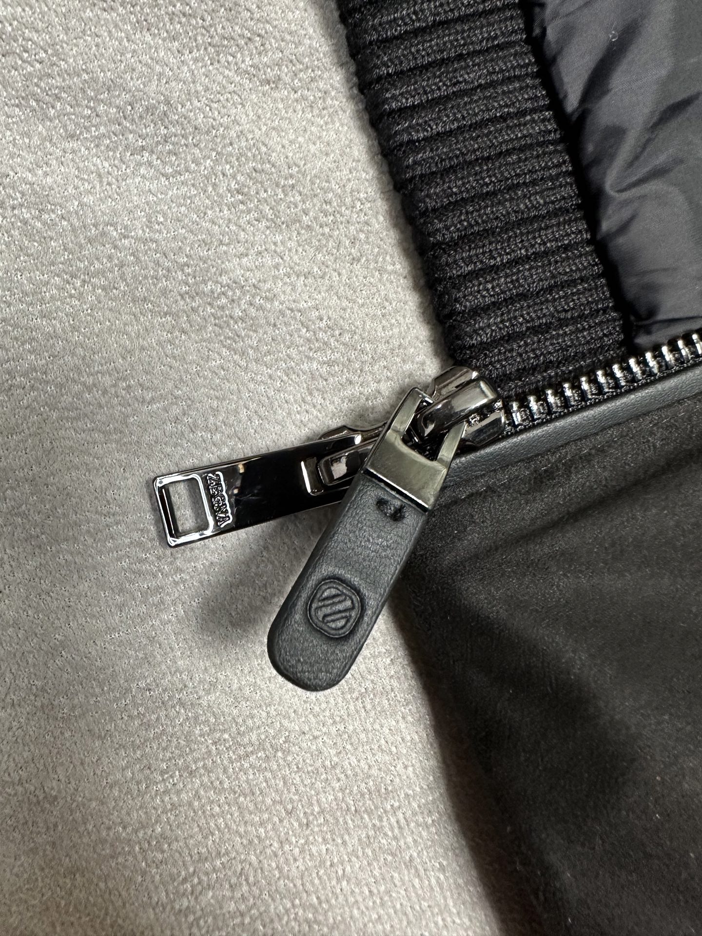 羽绒服 ZEGNA 2026秋冬爆款针织🧶拼接羽绒服 ZEGNA立领羽绒服,羽绒填充,绒朵蓬松回弹好,轻量 羽绒服 ZEGNA 2026秋冬爆款针织🧶拼接羽绒服 ZEGNA立领羽绒服,羽绒填充,绒朵蓬松回弹好,轻量