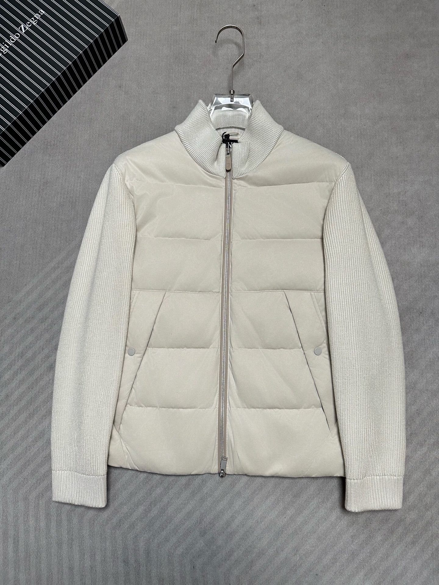 羽绒服 （米白～）ZEGNA 2026秋冬爆款针织🧶拼接羽绒服        ZEGNA立领羽绒服，羽绒填充，绒朵蓬松回