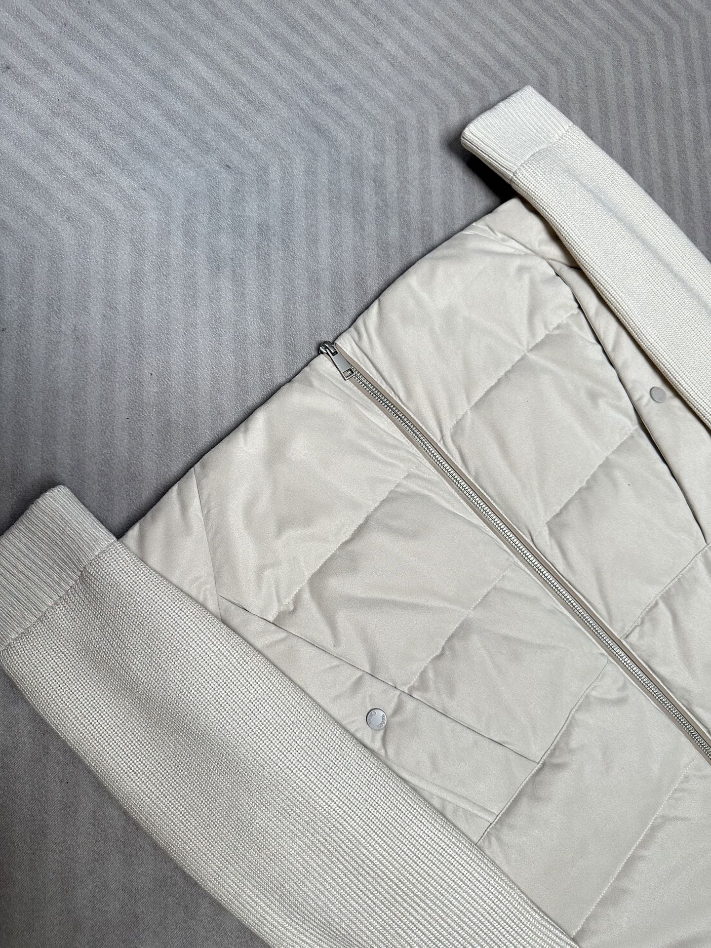 羽绒服 （米白～）ZEGNA 2026秋冬爆款针织🧶拼接羽绒服        ZEGNA立领羽绒服，羽绒填充，绒朵蓬松回