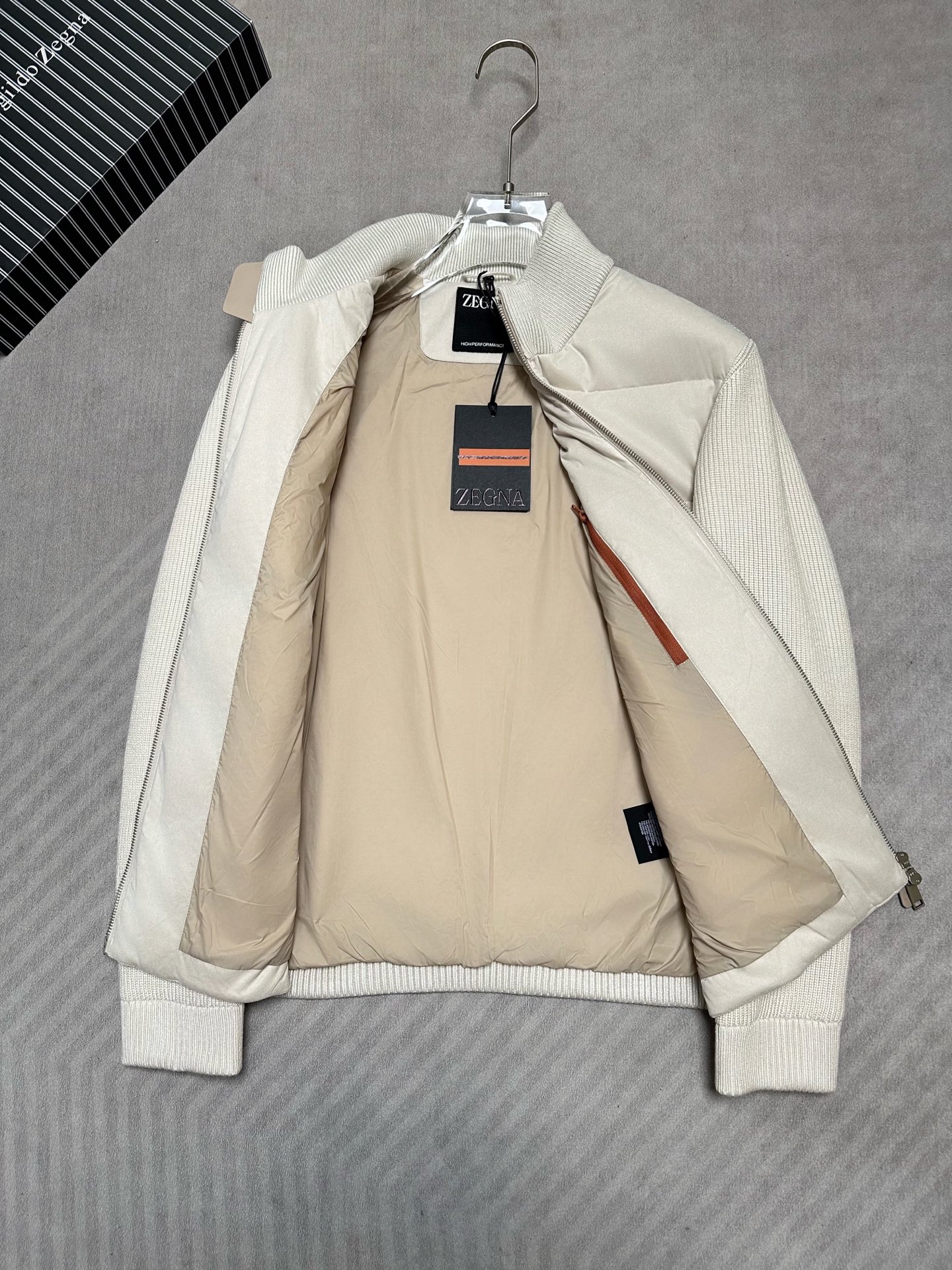 羽绒服 （米白～）ZEGNA 2026秋冬爆款针织🧶拼接羽绒服        ZEGNA立领羽绒服，羽绒填充，绒朵蓬松回