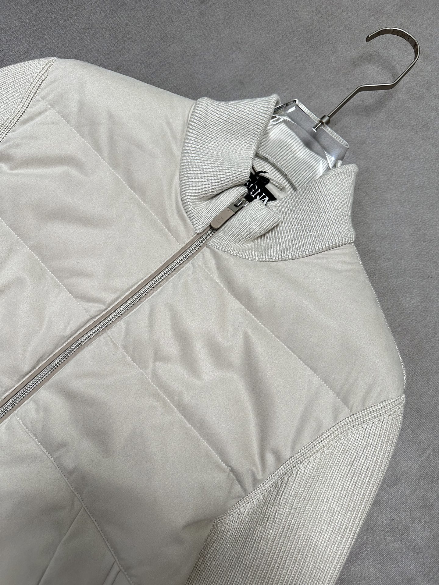 羽绒服 （米白～）ZEGNA 2026秋冬爆款针织🧶拼接羽绒服        ZEGNA立领羽绒服，羽绒填充，绒朵蓬松回