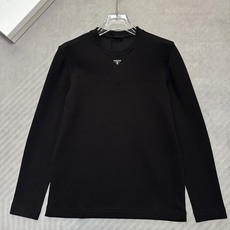 (黑~)PRADA26秋冬爆款卫衣 PRADA这款卫衣采用精选36.6%棉22.9%腈纶18.3%聚酯纤维13. (黑~)PRADA26秋冬爆款卫衣 PRADA这款卫衣采用精选36.6%棉22.9%腈纶18.3%聚酯纤维13.