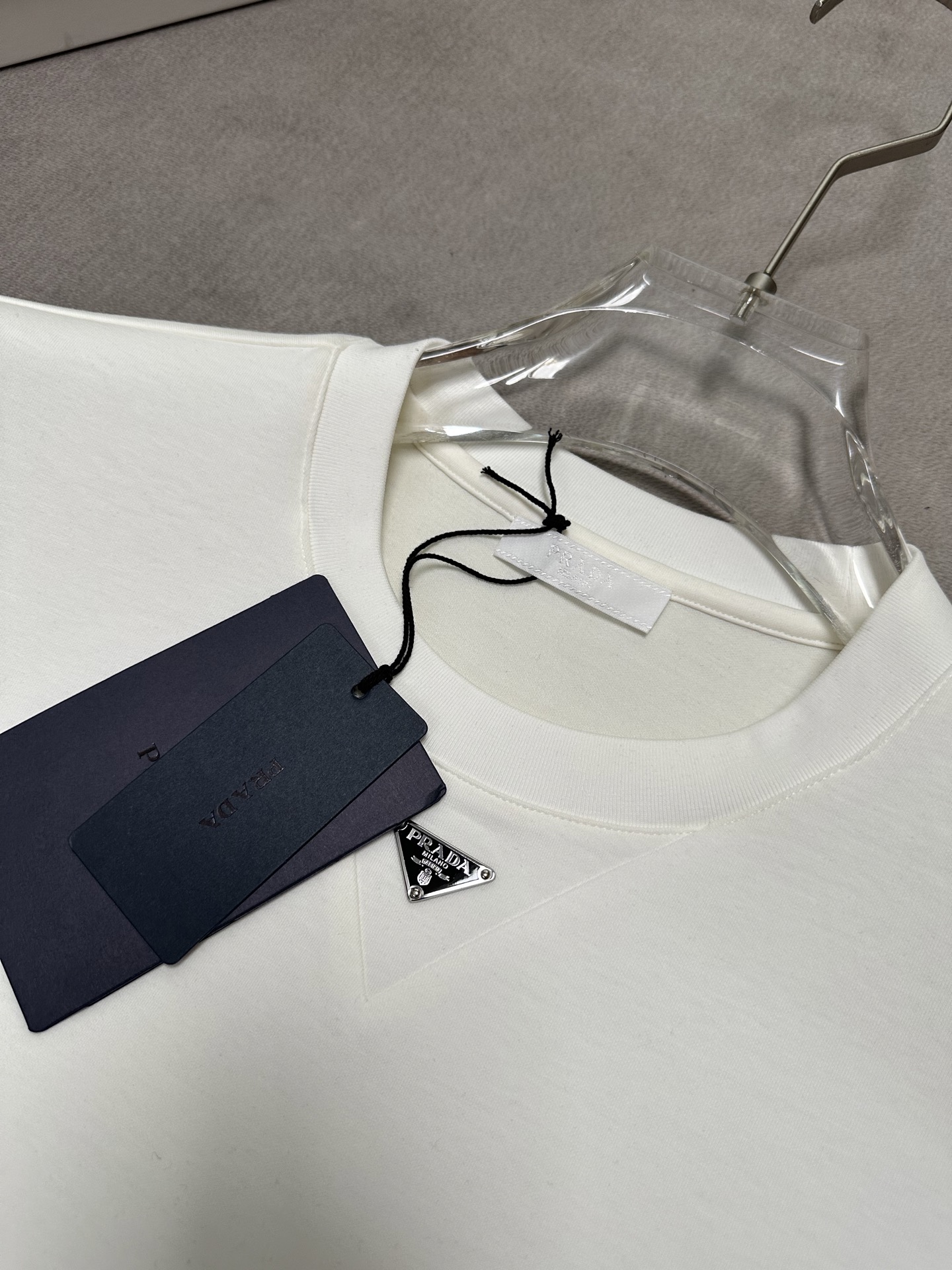 (白~)PRADA26秋冬爆款卫衣 PRADA这款卫衣采用精选36.6%棉22.9%腈纶18.3%聚酯纤维13. (白~)PRADA26秋冬爆款卫衣 PRADA这款卫衣采用精选36.6%棉22.9%腈纶18.3%聚酯纤维13.