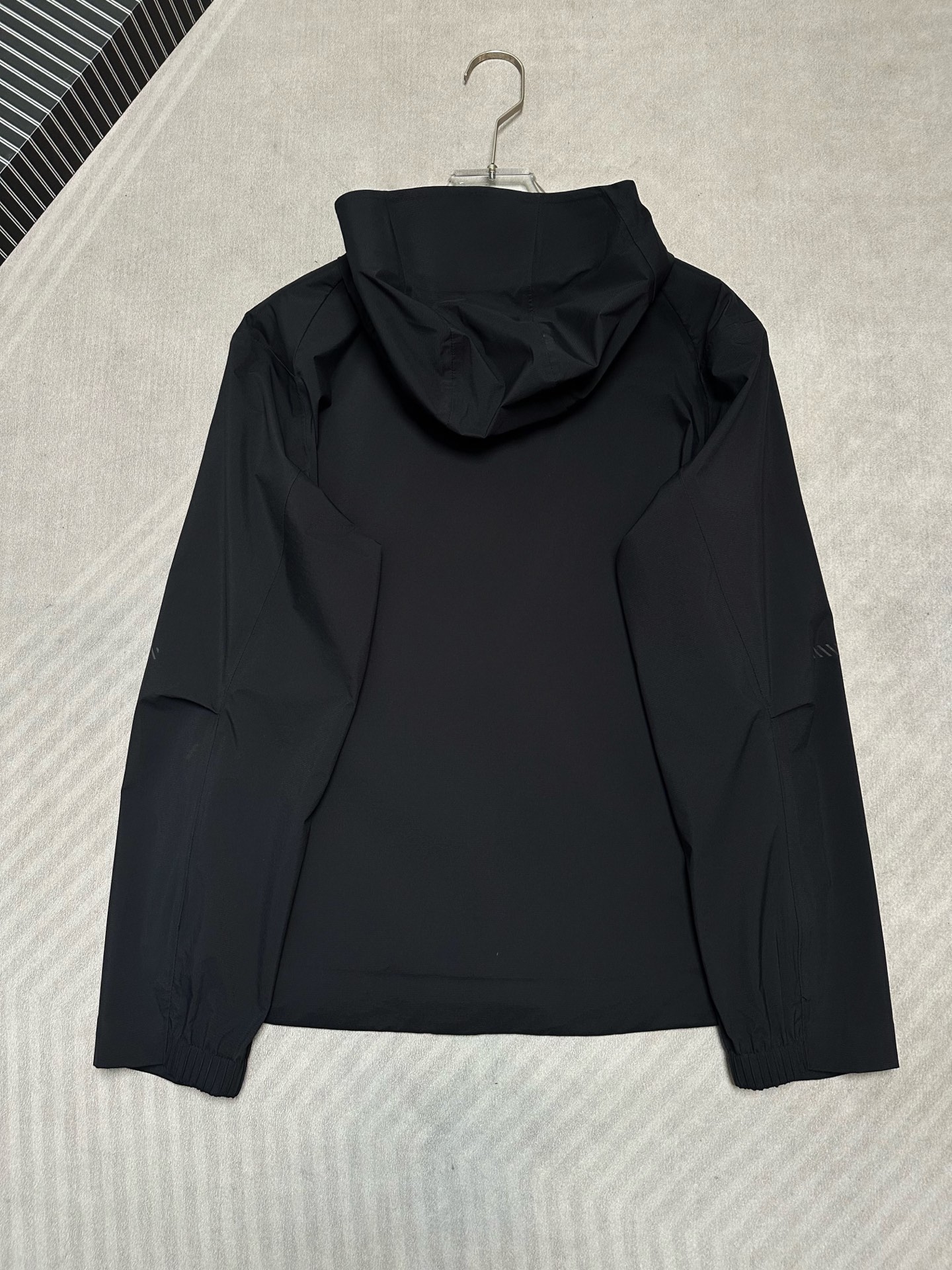 (黑~)ZEGNA 2026秋冬爆款外套 ZEGNA男士短款连帽夹克,利落直筒版型,不臃肿不压个 (黑~)ZEGNA 2026秋冬爆款外套 ZEGNA男士短款连帽夹克,利落直筒版型,不臃肿不压个