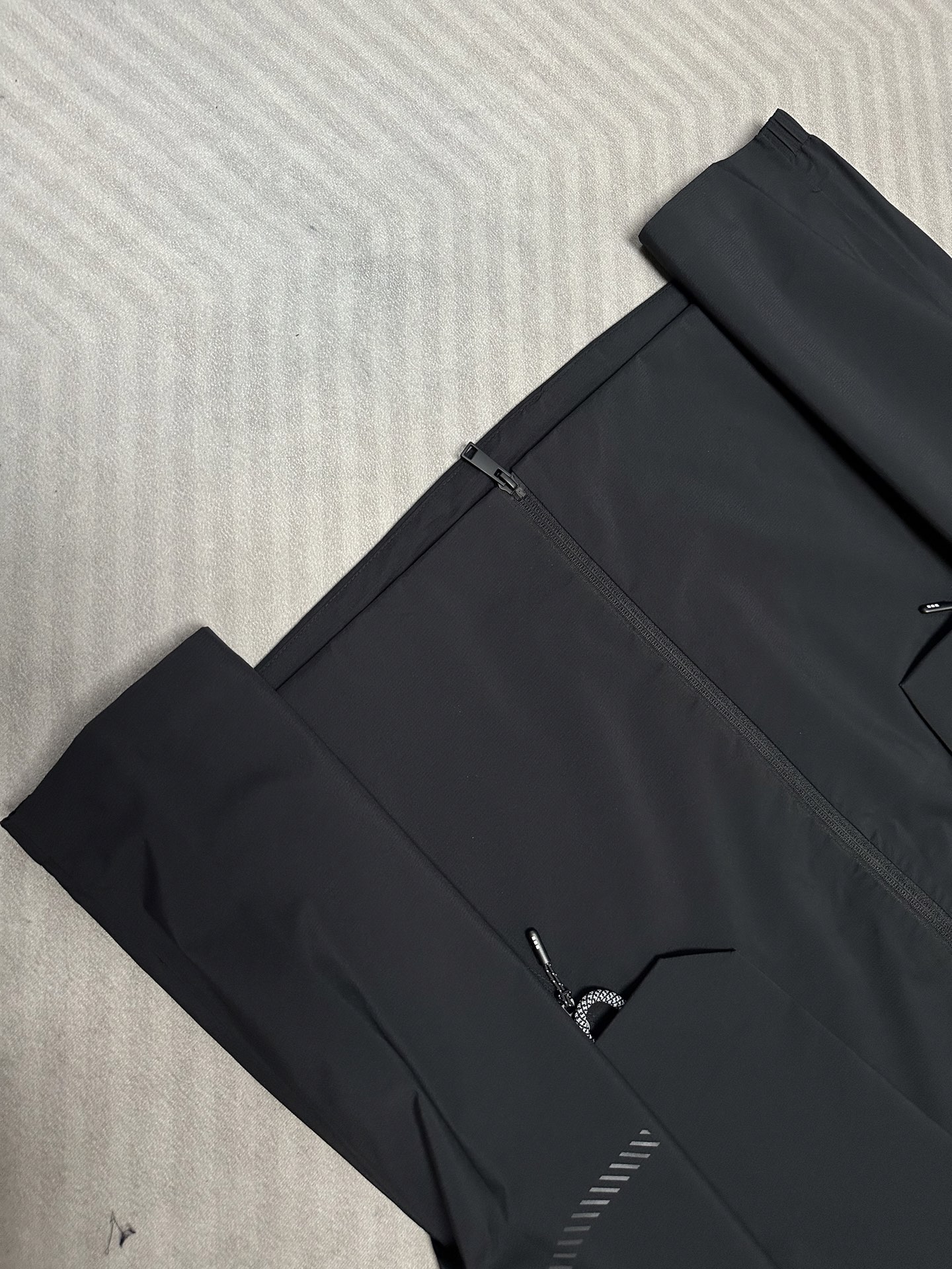 (黑~)ZEGNA 2026秋冬爆款外套 ZEGNA男士短款连帽夹克,利落直筒版型,不臃肿不压个 (黑~)ZEGNA 2026秋冬爆款外套 ZEGNA男士短款连帽夹克,利落直筒版型,不臃肿不压个