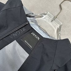 (黑~)ZEGNA 2026秋冬爆款外套 ZEGNA男士短款连帽夹克,利落直筒版型,不臃肿不压个 (黑~)ZEGNA 2026秋冬爆款外套 ZEGNA男士短款连帽夹克,利落直筒版型,不臃肿不压个