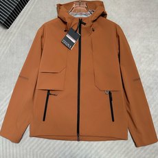 (橙棕~~)ZEGNA 2026秋冬爆款外套 ZEGNA男士短款连帽夹克,利落直筒版型,不臃肿不 (橙棕~~)ZEGNA 2026秋冬爆款外套 ZEGNA男士短款连帽夹克,利落直筒版型,不臃肿不
