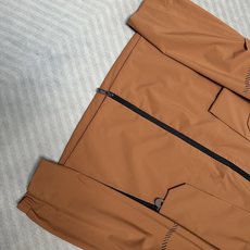 (橙棕~~)ZEGNA 2026秋冬爆款外套 ZEGNA男士短款连帽夹克,利落直筒版型,不臃肿不 (橙棕~~)ZEGNA 2026秋冬爆款外套 ZEGNA男士短款连帽夹克,利落直筒版型,不臃肿不
