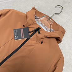 (橙棕~~)ZEGNA 2026秋冬爆款外套 ZEGNA男士短款连帽夹克,利落直筒版型,不臃肿不 (橙棕~~)ZEGNA 2026秋冬爆款外套 ZEGNA男士短款连帽夹克,利落直筒版型,不臃肿不