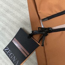 (橙棕~~)ZEGNA 2026秋冬爆款外套 ZEGNA男士短款连帽夹克,利落直筒版型,不臃肿不 (橙棕~~)ZEGNA 2026秋冬爆款外套 ZEGNA男士短款连帽夹克,利落直筒版型,不臃肿不