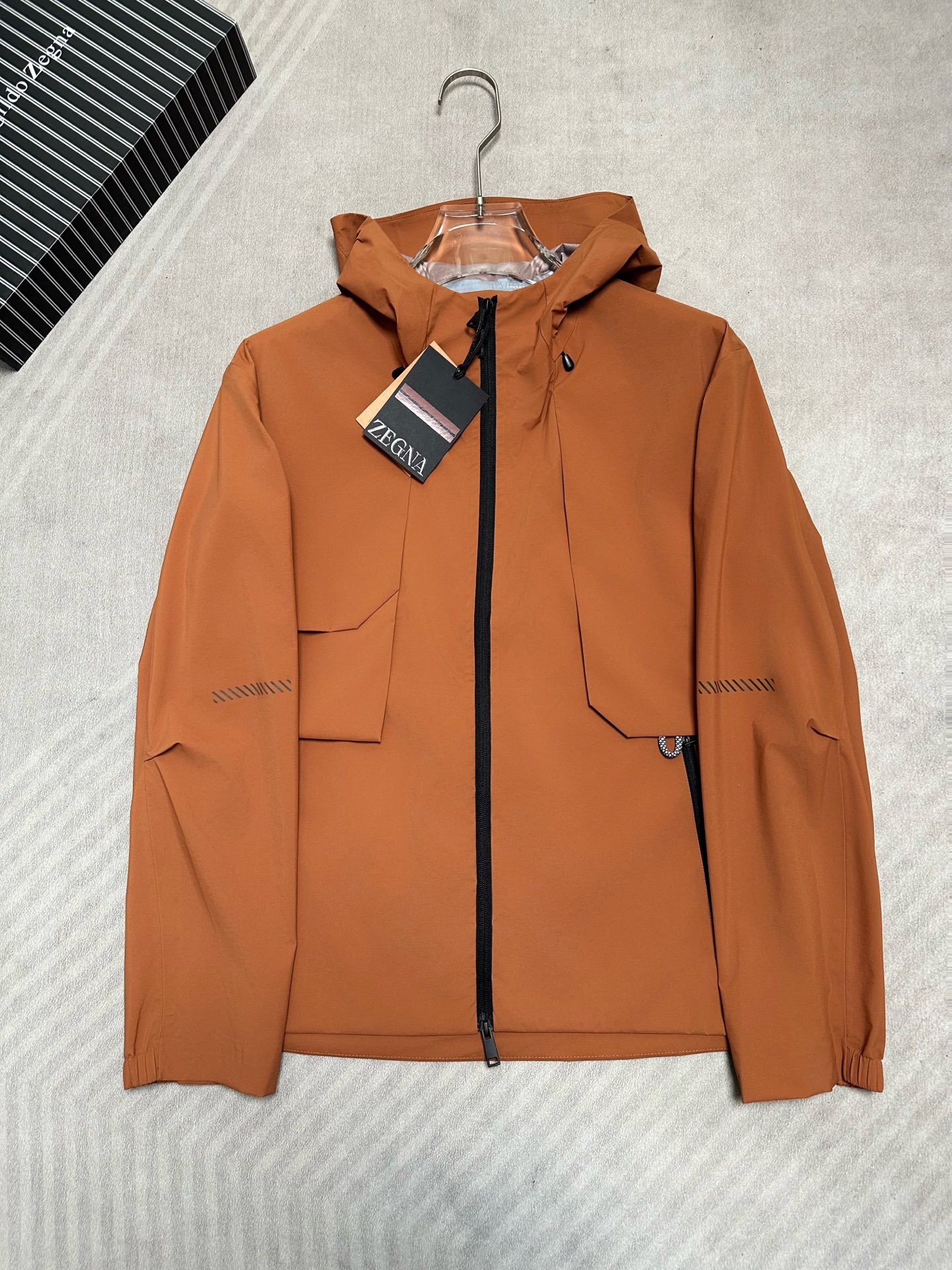 (橙棕~~)ZEGNA 2026秋冬爆款外套 ZEGNA男士短款连帽夹克,利落直筒版型,不臃肿不 (橙棕~~)ZEGNA 2026秋冬爆款外套 ZEGNA男士短款连帽夹克,利落直筒版型,不臃肿不