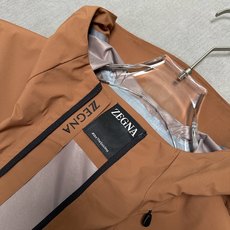 (橙棕~~)ZEGNA 2026秋冬爆款外套 ZEGNA男士短款连帽夹克,利落直筒版型,不臃肿不 (橙棕~~)ZEGNA 2026秋冬爆款外套 ZEGNA男士短款连帽夹克,利落直筒版型,不臃肿不