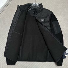 羽绒服 (黑~)PRADA26秋冬爆款两穿外套 PRADA男士立领可拆分羽绒外套,合身短款版型。马甲、针织外套 羽绒服 (黑~)PRADA26秋冬爆款两穿外套 PRADA男士立领可拆分羽绒外套,合身短款版型。马甲、针织外套