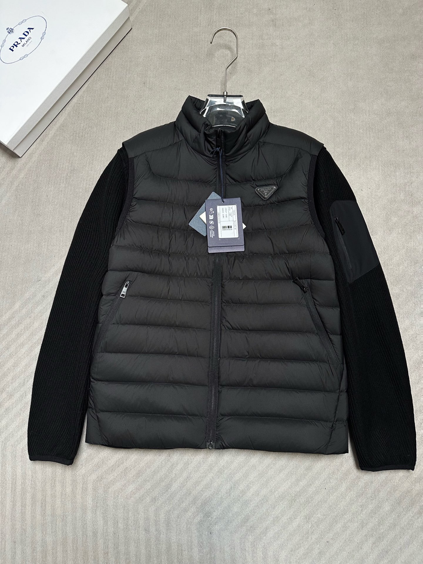 羽绒服 (黑~)PRADA26秋冬爆款两穿外套 PRADA男士立领可拆分羽绒外套,合身短款版型。马甲、针织外套 羽绒服 (黑~)PRADA26秋冬爆款两穿外套 PRADA男士立领可拆分羽绒外套,合身短款版型。马甲、针织外套