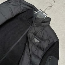 羽绒服 (黑~)PRADA26秋冬爆款两穿外套 PRADA男士立领可拆分羽绒外套,合身短款版型。马甲、针织外套 羽绒服 (黑~)PRADA26秋冬爆款两穿外套 PRADA男士立领可拆分羽绒外套,合身短款版型。马甲、针织外套