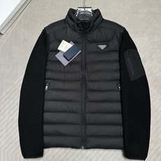 羽绒服 (黑~)PRADA26秋冬爆款两穿外套 PRADA男士立领可拆分羽绒外套,合身短款版型。马甲、针织外套 羽绒服 (黑~)PRADA26秋冬爆款两穿外套 PRADA男士立领可拆分羽绒外套,合身短款版型。马甲、针织外套