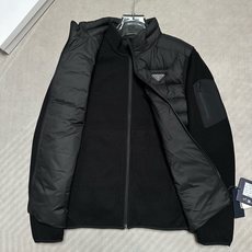 羽绒服 (黑~)PRADA26秋冬爆款两穿外套 PRADA男士立领可拆分羽绒外套,合身短款版型。马甲、针织外套 羽绒服 (黑~)PRADA26秋冬爆款两穿外套 PRADA男士立领可拆分羽绒外套,合身短款版型。马甲、针织外套