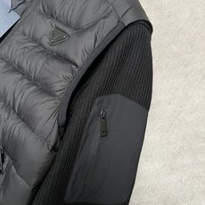 羽绒服 (黑~)PRADA26秋冬爆款两穿外套 PRADA男士立领可拆分羽绒外套,合身短款版型。马甲、针织外套 羽绒服 (黑~)PRADA26秋冬爆款两穿外套 PRADA男士立领可拆分羽绒外套,合身短款版型。马甲、针织外套