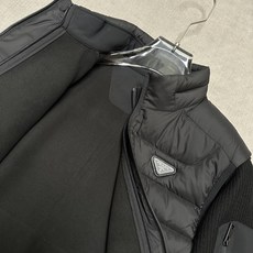 羽绒服 (黑~)PRADA26秋冬爆款两穿外套 PRADA男士立领可拆分羽绒外套,合身短款版型。马甲、针织外套 羽绒服 (黑~)PRADA26秋冬爆款两穿外套 PRADA男士立领可拆分羽绒外套,合身短款版型。马甲、针织外套