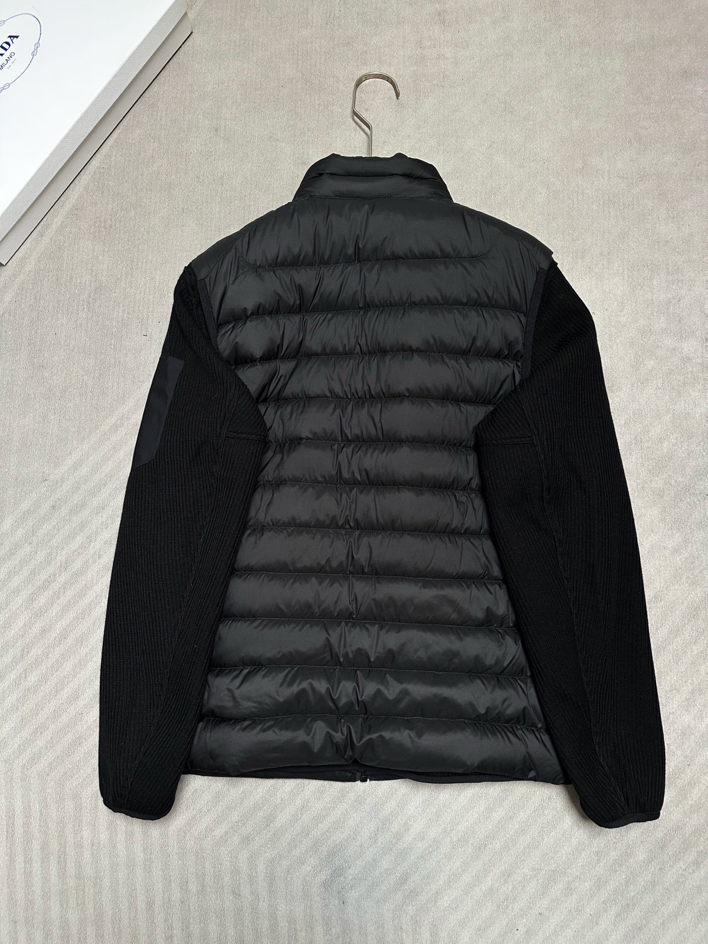 羽绒服 (黑~)PRADA26秋冬爆款两穿外套 PRADA男士立领可拆分羽绒外套,合身短款版型。马甲、针织外套 羽绒服 (黑~)PRADA26秋冬爆款两穿外套 PRADA男士立领可拆分羽绒外套,合身短款版型。马甲、针织外套