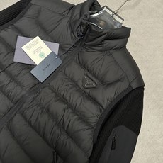 羽绒服 (黑~)PRADA26秋冬爆款两穿外套 PRADA男士立领可拆分羽绒外套,合身短款版型。马甲、针织外套 羽绒服 (黑~)PRADA26秋冬爆款两穿外套 PRADA男士立领可拆分羽绒外套,合身短款版型。马甲、针织外套
