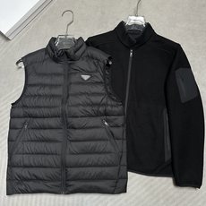 羽绒服 (黑~)PRADA26秋冬爆款两穿外套 PRADA男士立领可拆分羽绒外套,合身短款版型。马甲、针织外套 羽绒服 (黑~)PRADA26秋冬爆款两穿外套 PRADA男士立领可拆分羽绒外套,合身短款版型。马甲、针织外套