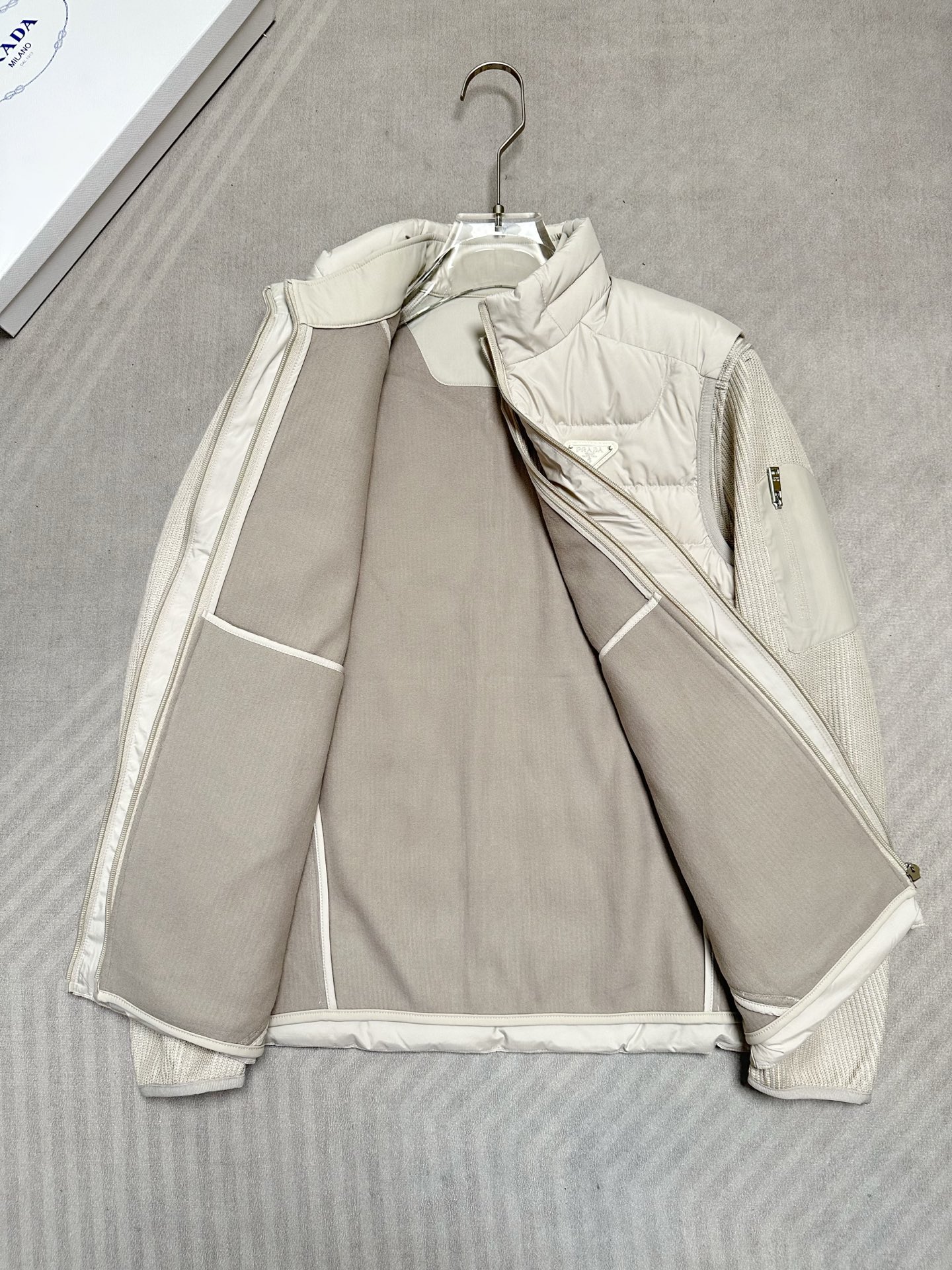 羽绒服 （杏色～）PRADA26秋冬爆款两穿外套      PRADA男士立领可拆分羽绒外套，合身短款版型。马甲、针织外