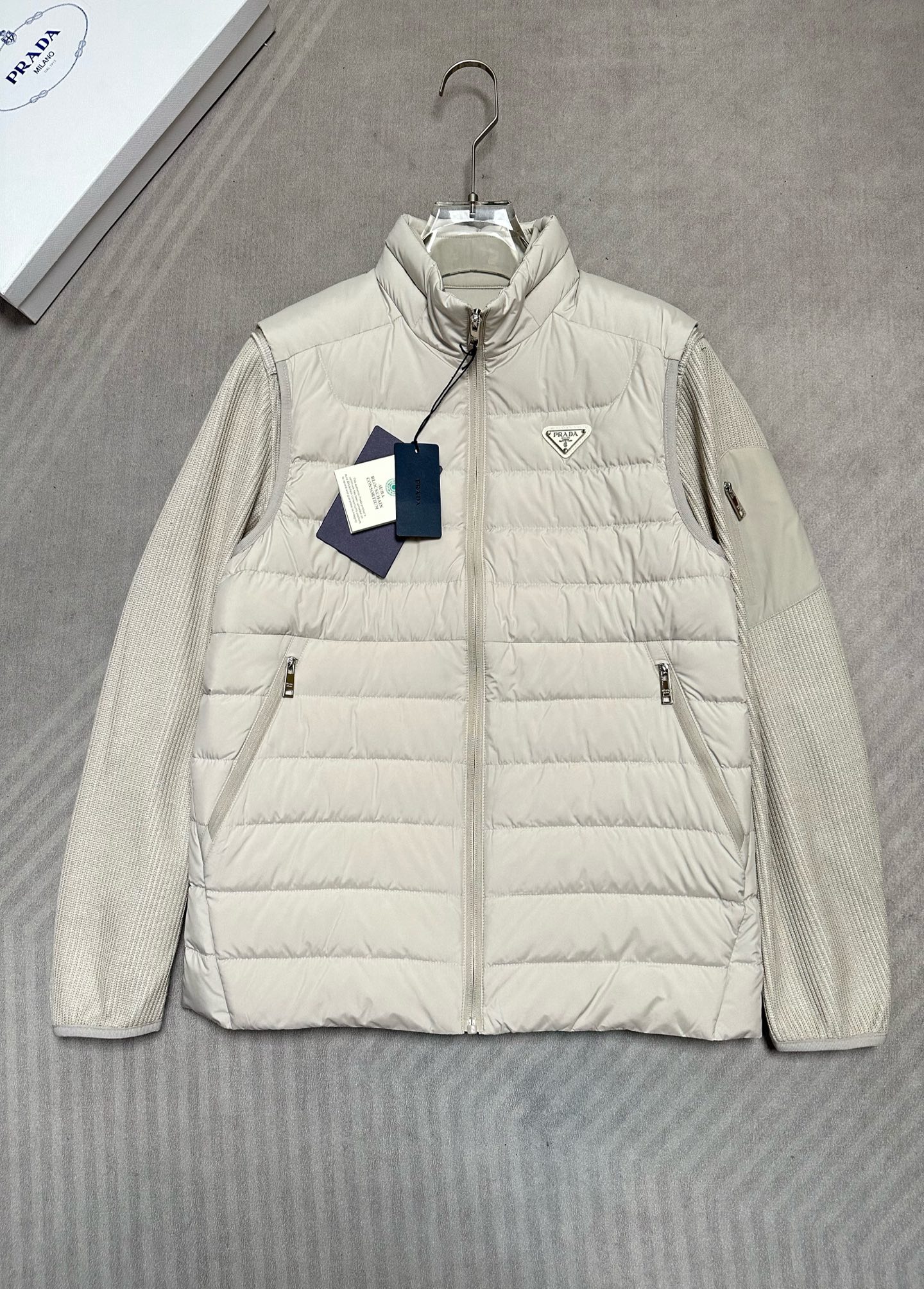 羽绒服 （杏色～）PRADA26秋冬爆款两穿外套      PRADA男士立领可拆分羽绒外套，合身短款版型。马甲、针织外