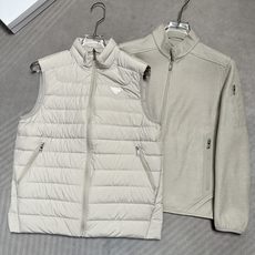 羽绒服 (杏色~)PRADA26秋冬爆款两穿外套 PRADA男士立领可拆分羽绒外套,合身短款版型。马甲、针织外 羽绒服 (杏色~)PRADA26秋冬爆款两穿外套 PRADA男士立领可拆分羽绒外套,合身短款版型。马甲、针织外