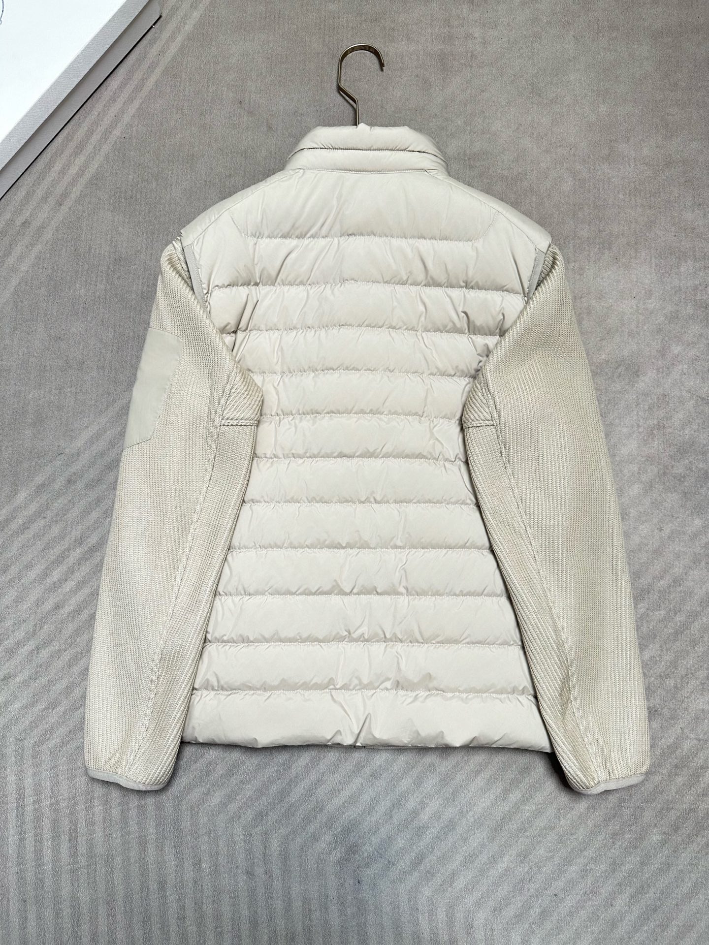 羽绒服 （杏色～）PRADA26秋冬爆款两穿外套      PRADA男士立领可拆分羽绒外套，合身短款版型。马甲、针织外
