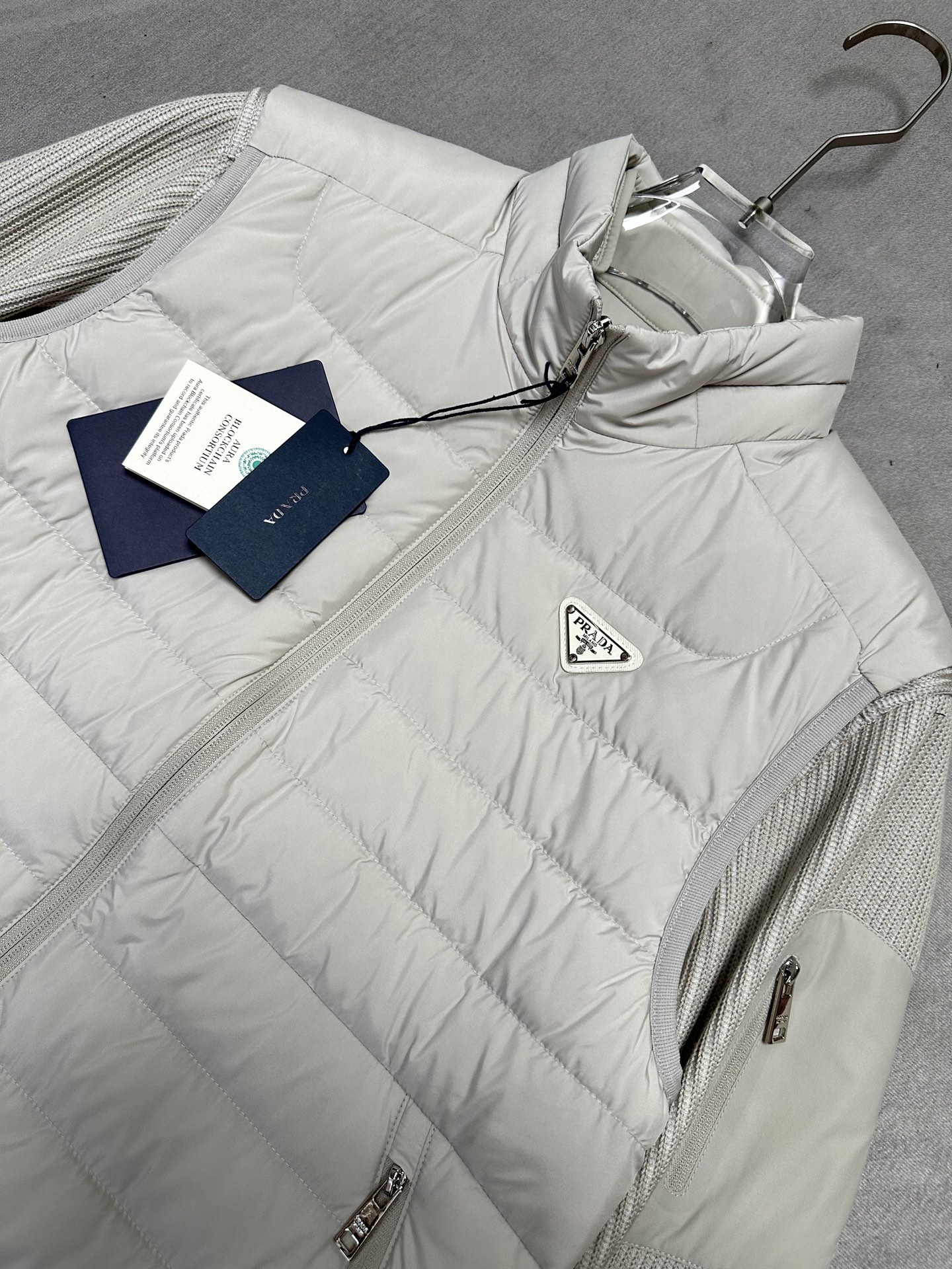 羽绒服 （杏色～）PRADA26秋冬爆款两穿外套      PRADA男士立领可拆分羽绒外套，合身短款版型。马甲、针织外