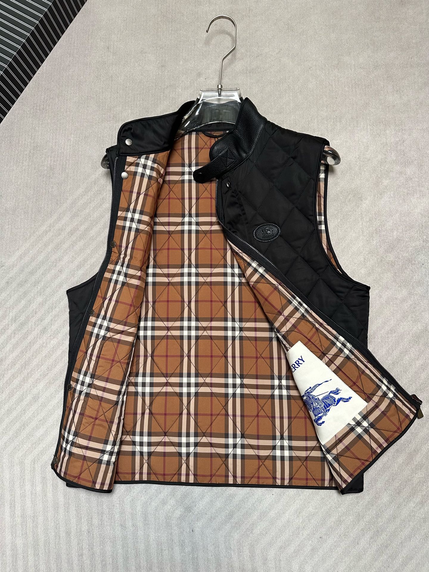 (黑~)Burberry26秋冬爆款马甲 Burberry男士立领无袖棉马甲,经典短款合身版型,黑色、藏青两色。 (黑~)Burberry26秋冬爆款马甲 Burberry男士立领无袖棉马甲,经典短款合身版型,黑色、藏青两色。