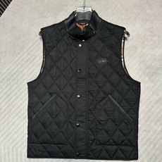 (黑~)Burberry26秋冬爆款马甲 Burberry男士立领无袖棉马甲,经典短款合身版型,黑色、藏青两色。 (黑~)Burberry26秋冬爆款马甲 Burberry男士立领无袖棉马甲,经典短款合身版型,黑色、藏青两色。