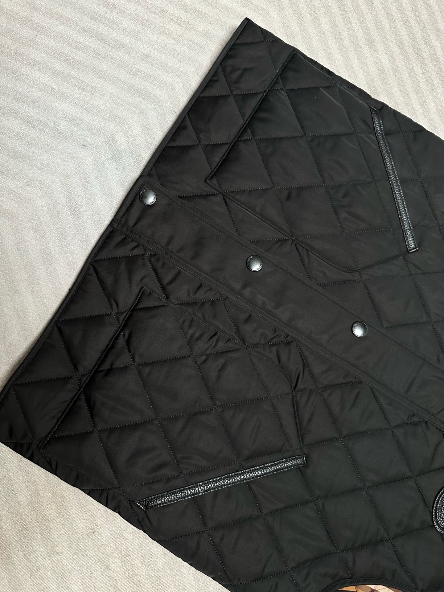 (黑~)Burberry26秋冬爆款马甲 Burberry男士立领无袖棉马甲,经典短款合身版型,黑色、藏青两色。 (黑~)Burberry26秋冬爆款马甲 Burberry男士立领无袖棉马甲,经典短款合身版型,黑色、藏青两色。