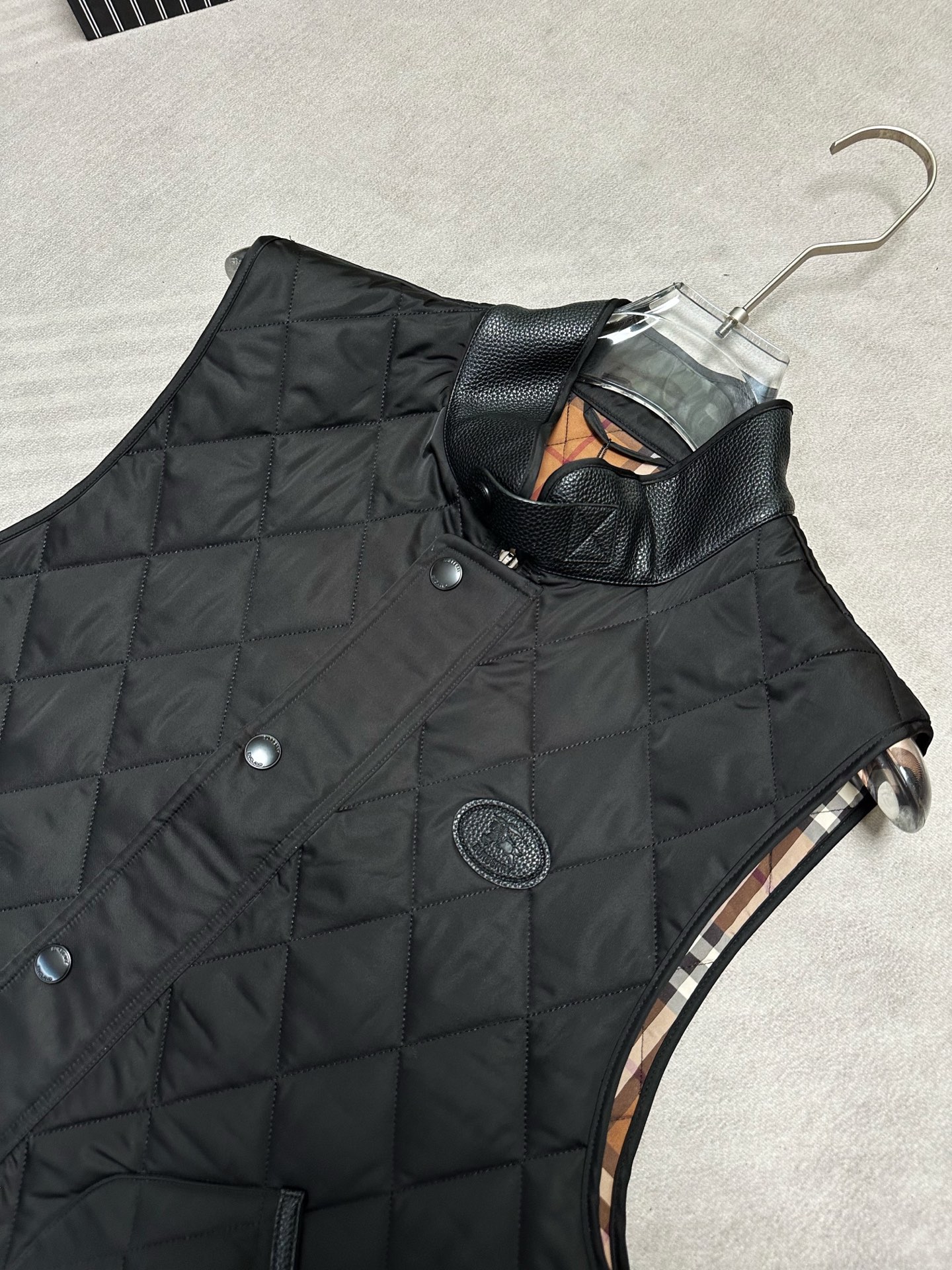 (黑~)Burberry26秋冬爆款马甲 Burberry男士立领无袖棉马甲,经典短款合身版型,黑色、藏青两色。 (黑~)Burberry26秋冬爆款马甲 Burberry男士立领无袖棉马甲,经典短款合身版型,黑色、藏青两色。
