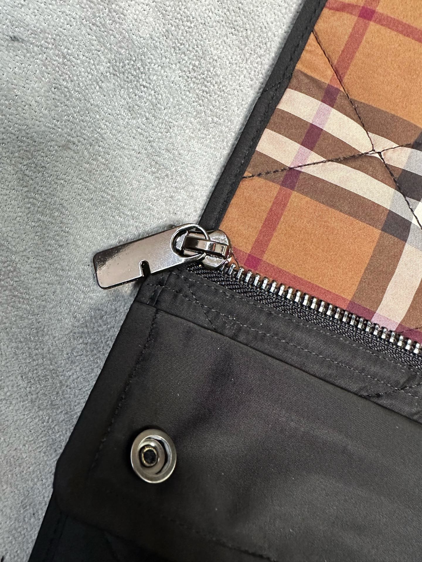 (黑~)Burberry26秋冬爆款马甲 Burberry男士立领无袖棉马甲,经典短款合身版型,黑色、藏青两色。 (黑~)Burberry26秋冬爆款马甲 Burberry男士立领无袖棉马甲,经典短款合身版型,黑色、藏青两色。