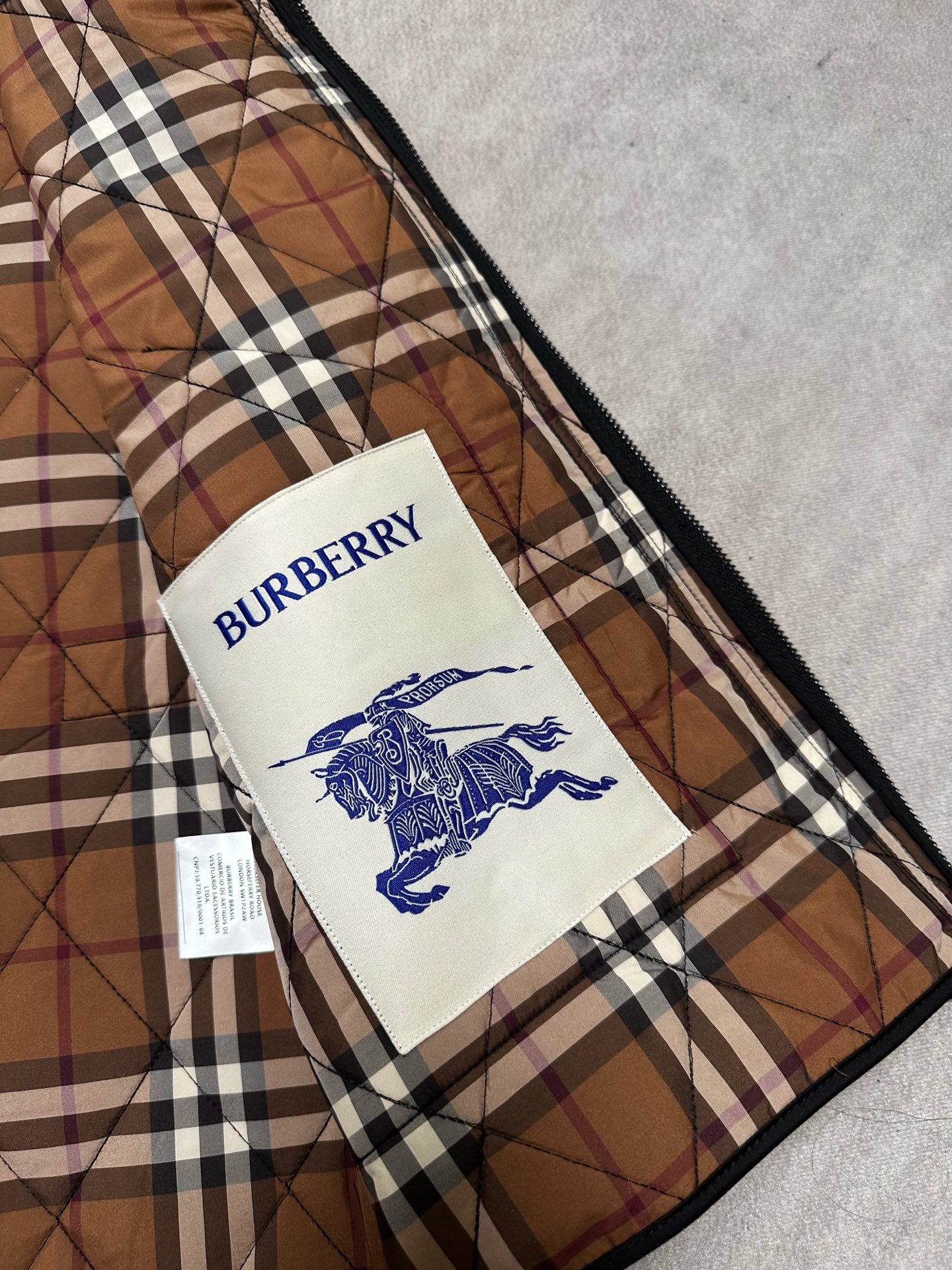 (黑~)Burberry26秋冬爆款马甲 Burberry男士立领无袖棉马甲,经典短款合身版型,黑色、藏青两色。 (黑~)Burberry26秋冬爆款马甲 Burberry男士立领无袖棉马甲,经典短款合身版型,黑色、藏青两色。