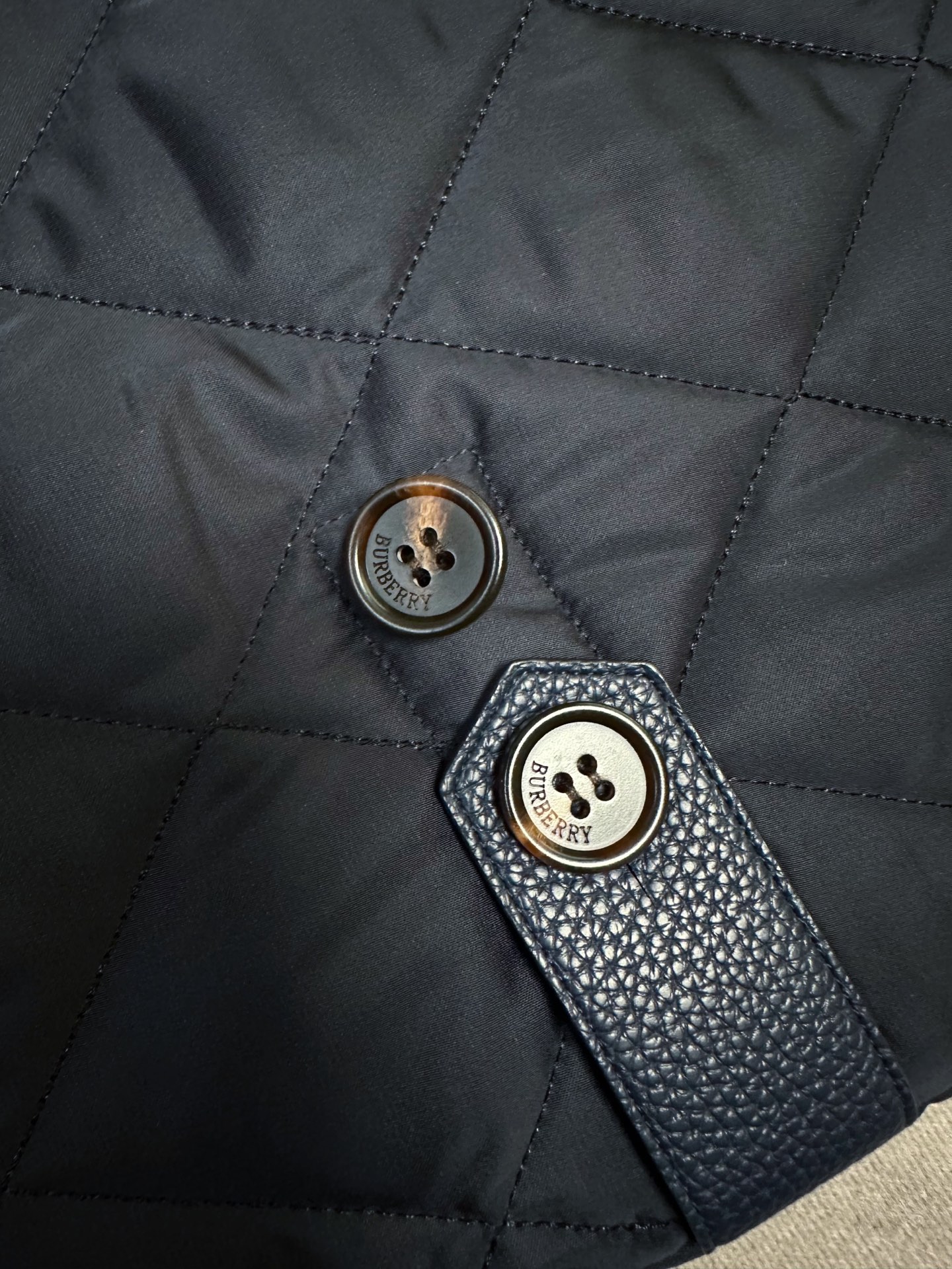(藏青~)Burberry26秋冬爆款马甲 Burberry男士立领无袖棉马甲,经典短款合身版型,黑色、藏青两色 (藏青~)Burberry26秋冬爆款马甲 Burberry男士立领无袖棉马甲,经典短款合身版型,黑色、藏青两色